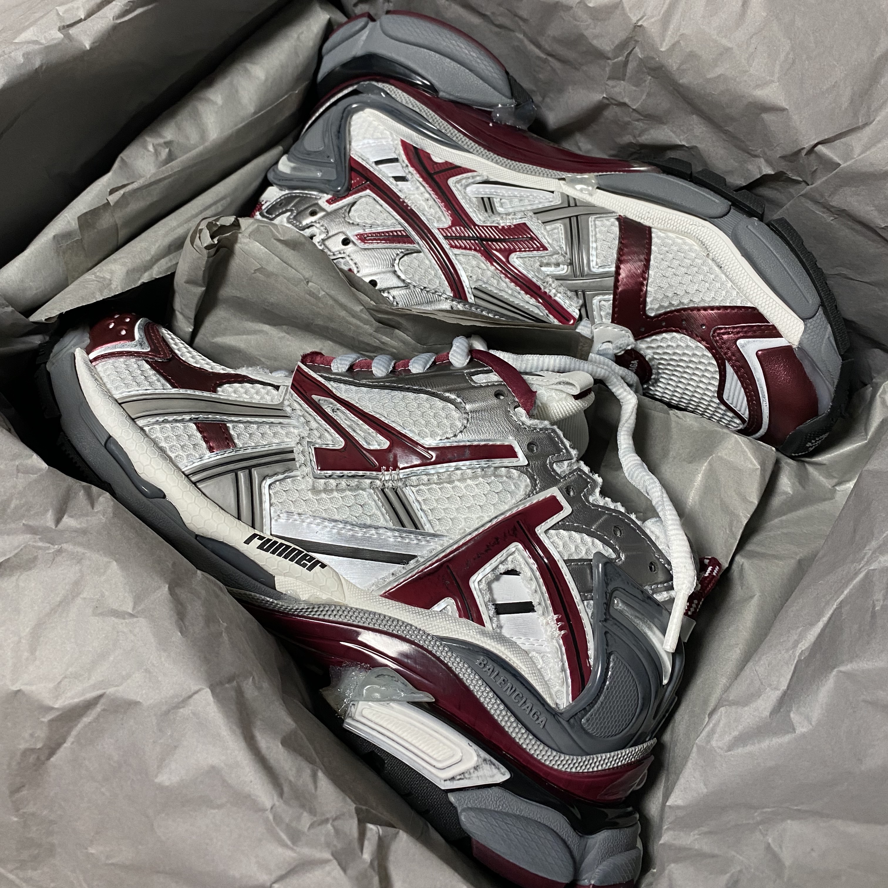Balenciaga Runner Sneakers Grey Burgundy 착용 스타일