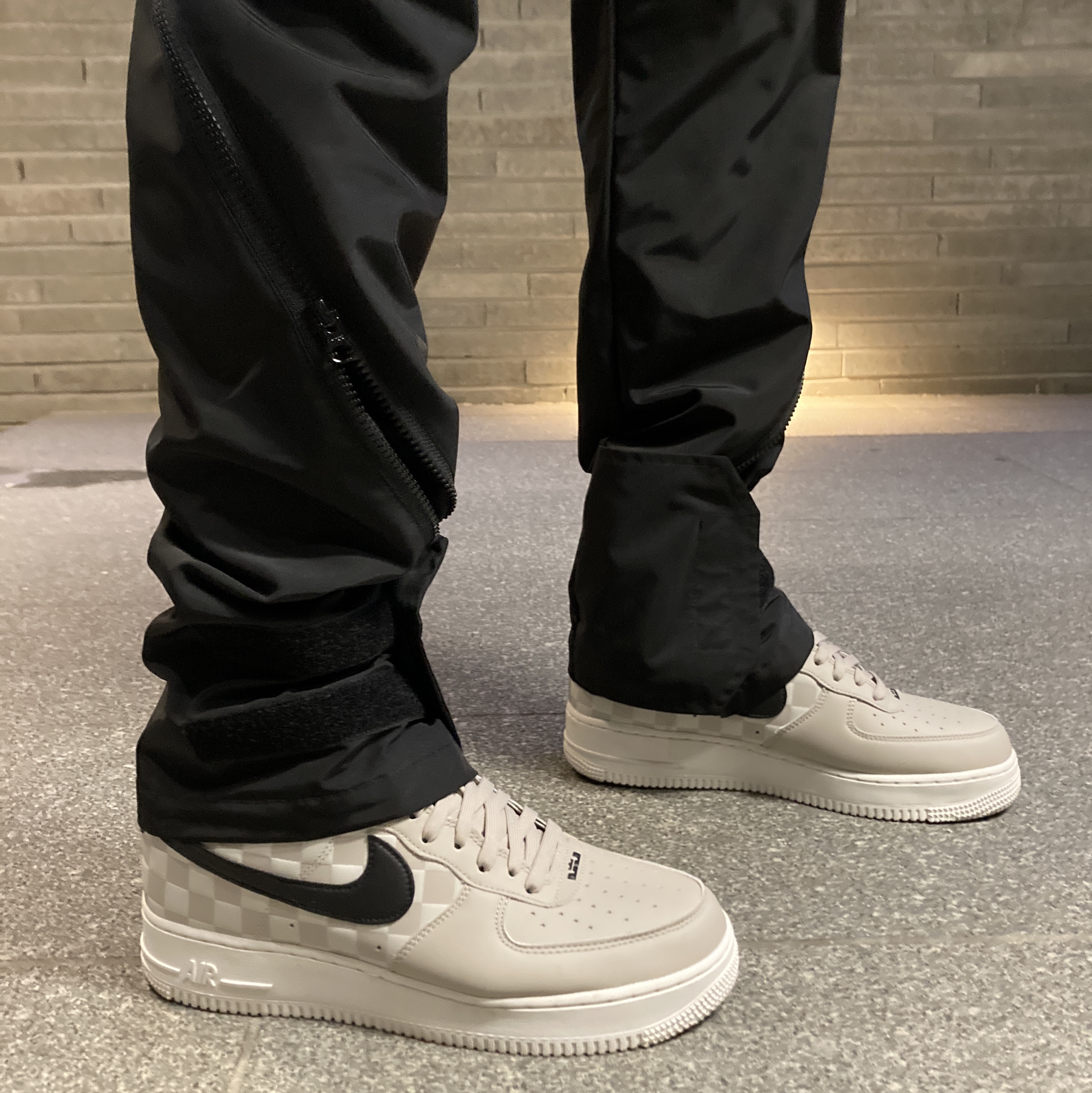 Nike Air Force 1 '07 QS LBJ 착용 스타일 - 1