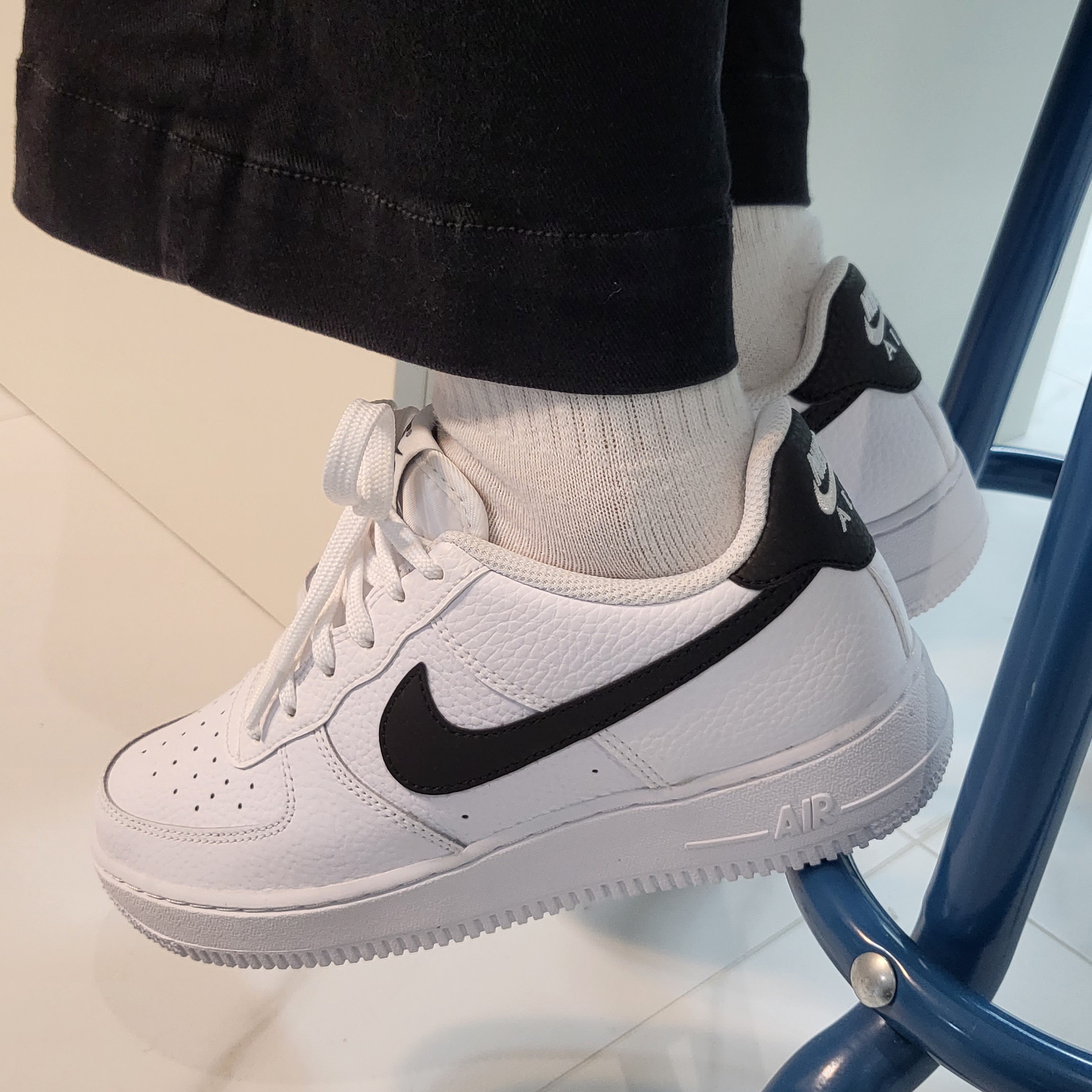 (GS) Nike Air Force 1 White Black 착용 스타일 - 1