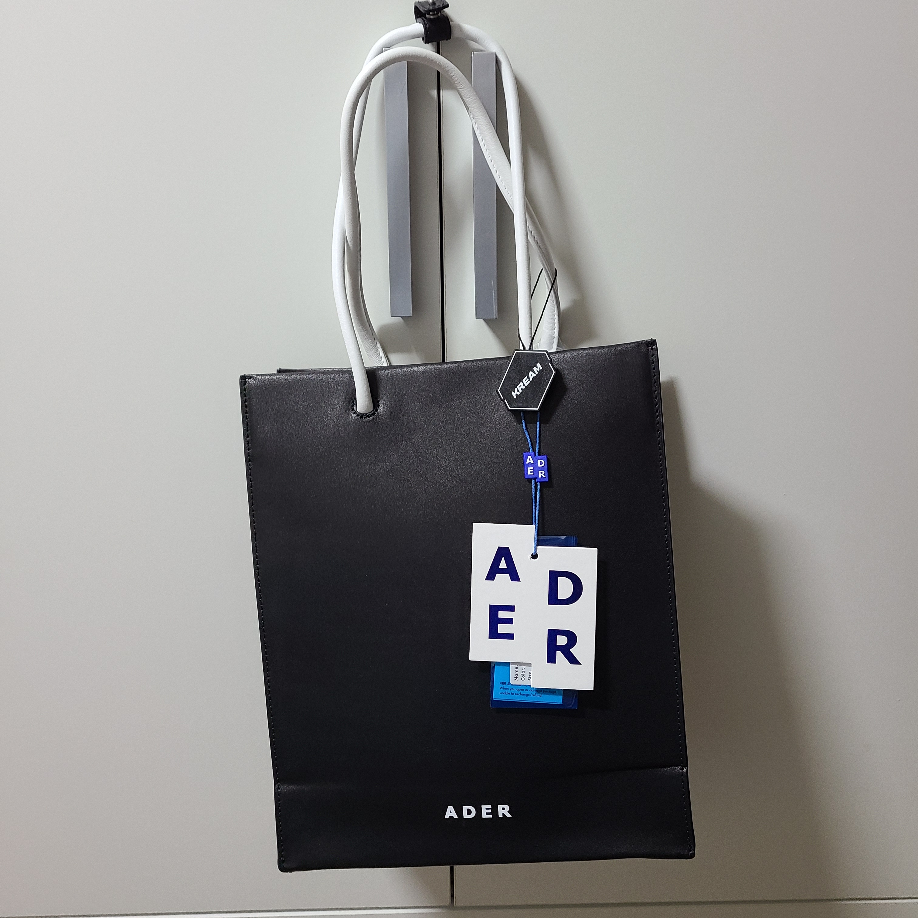 Ader Error Blue Bag Noir 착용 스타일