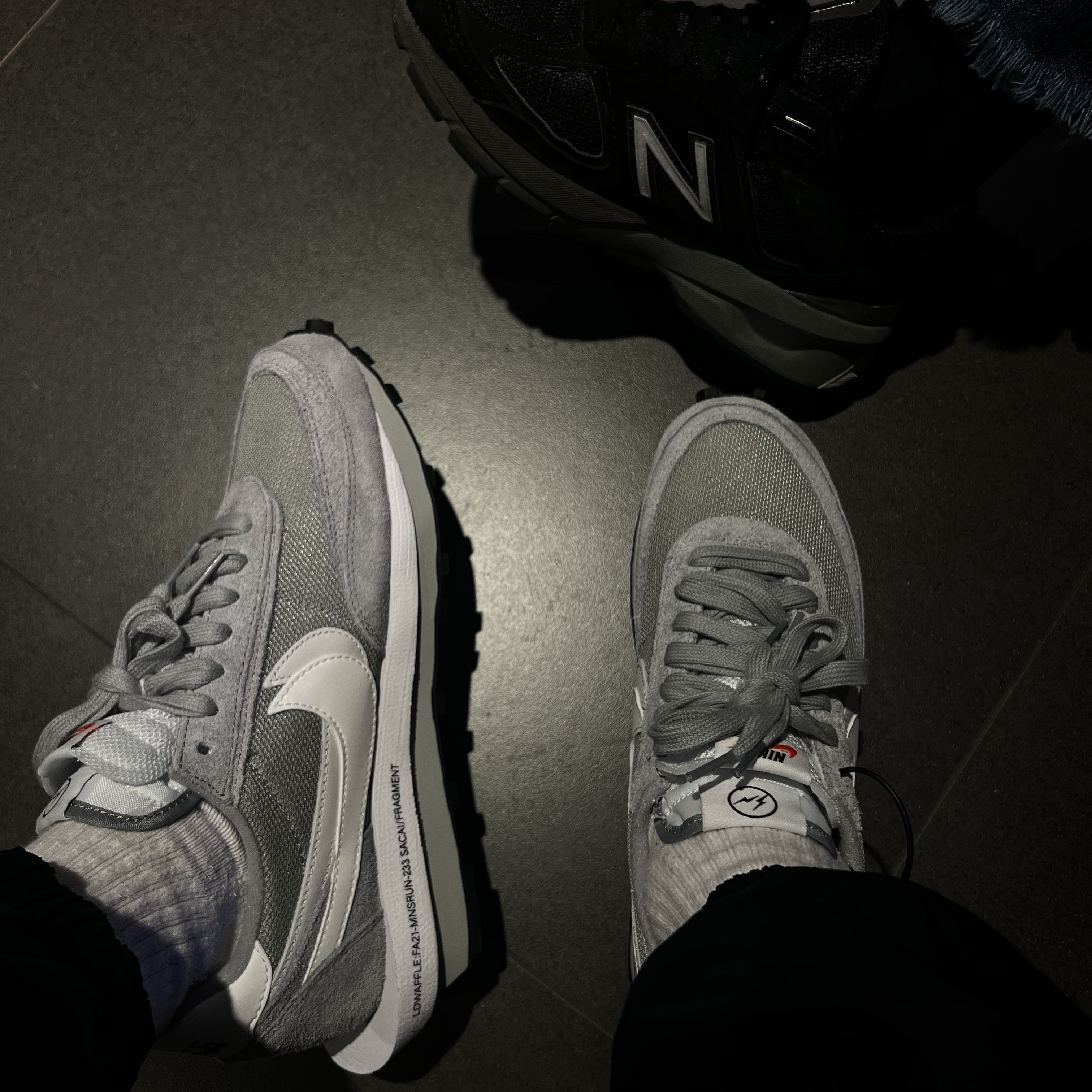Nike x Sacai x Fragment LDWaffle Light Smoke Grey, New Balance 990v5 Made in USA Triple Black - D Standard 착용 스타일
