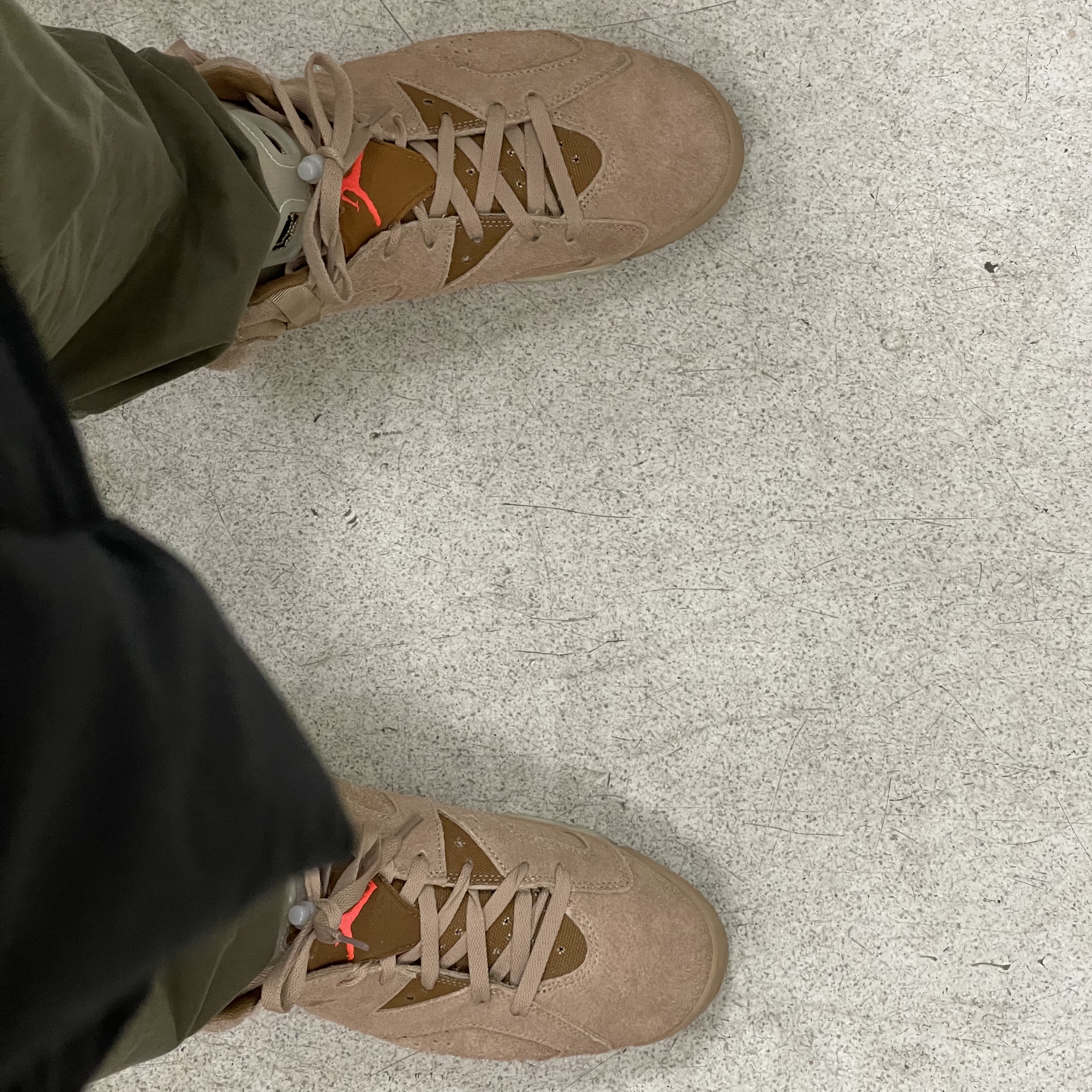 Jordan 6 x Travis Scott Retro SP British Khaki 착용 스타일 - 1