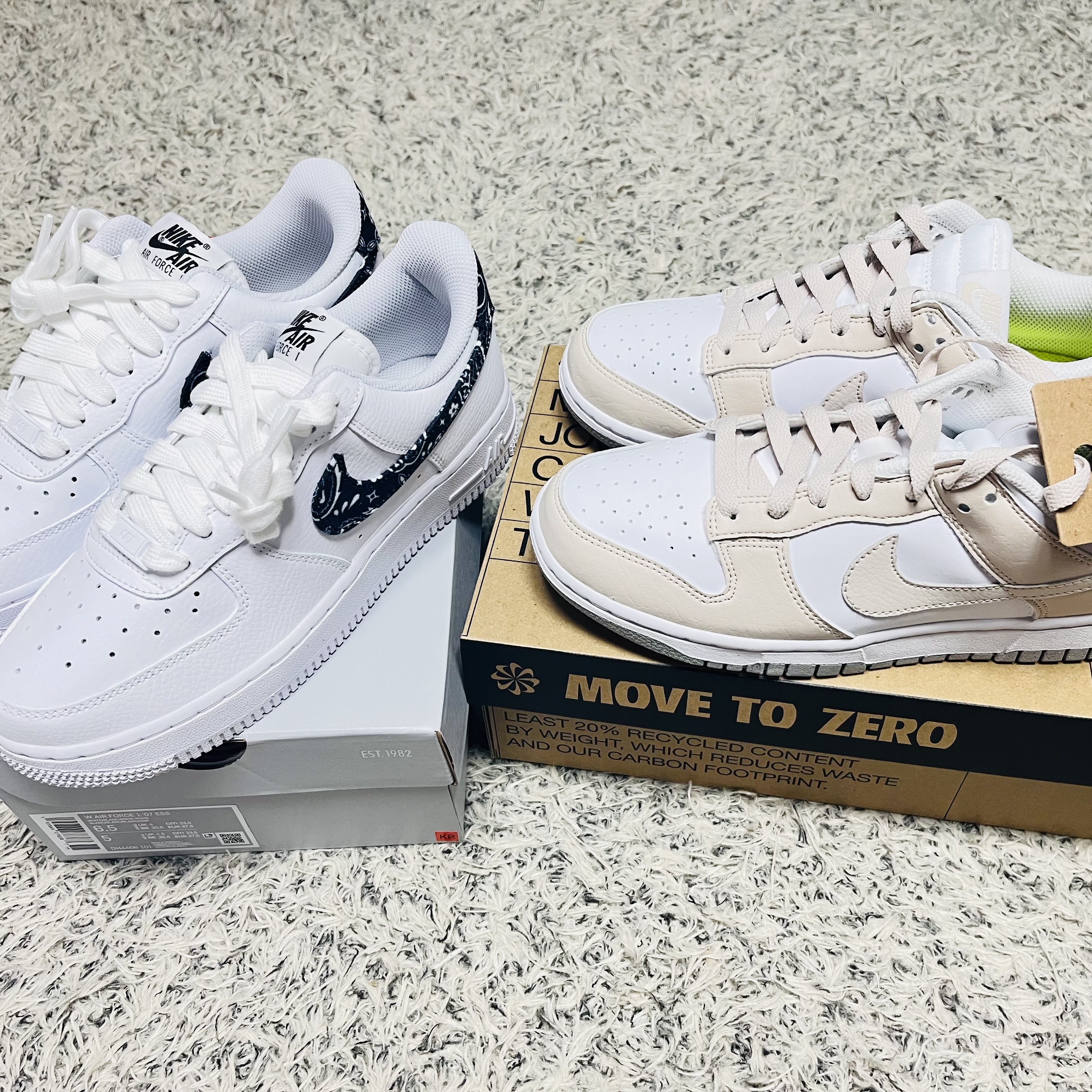 (W) Nike Air Force 1 '07 Essential Paisley Swoosh White Black, (W) Nike Dunk Low Next Nature Light Orewood Brown 착용 스타일 - 1
