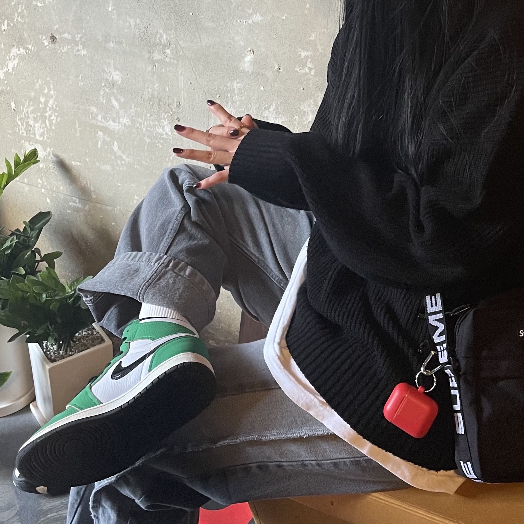 (W) Jordan 1 Retro High OG Lucky Green, Supreme Shoulder Bag Black - 18SS 착용 스타일