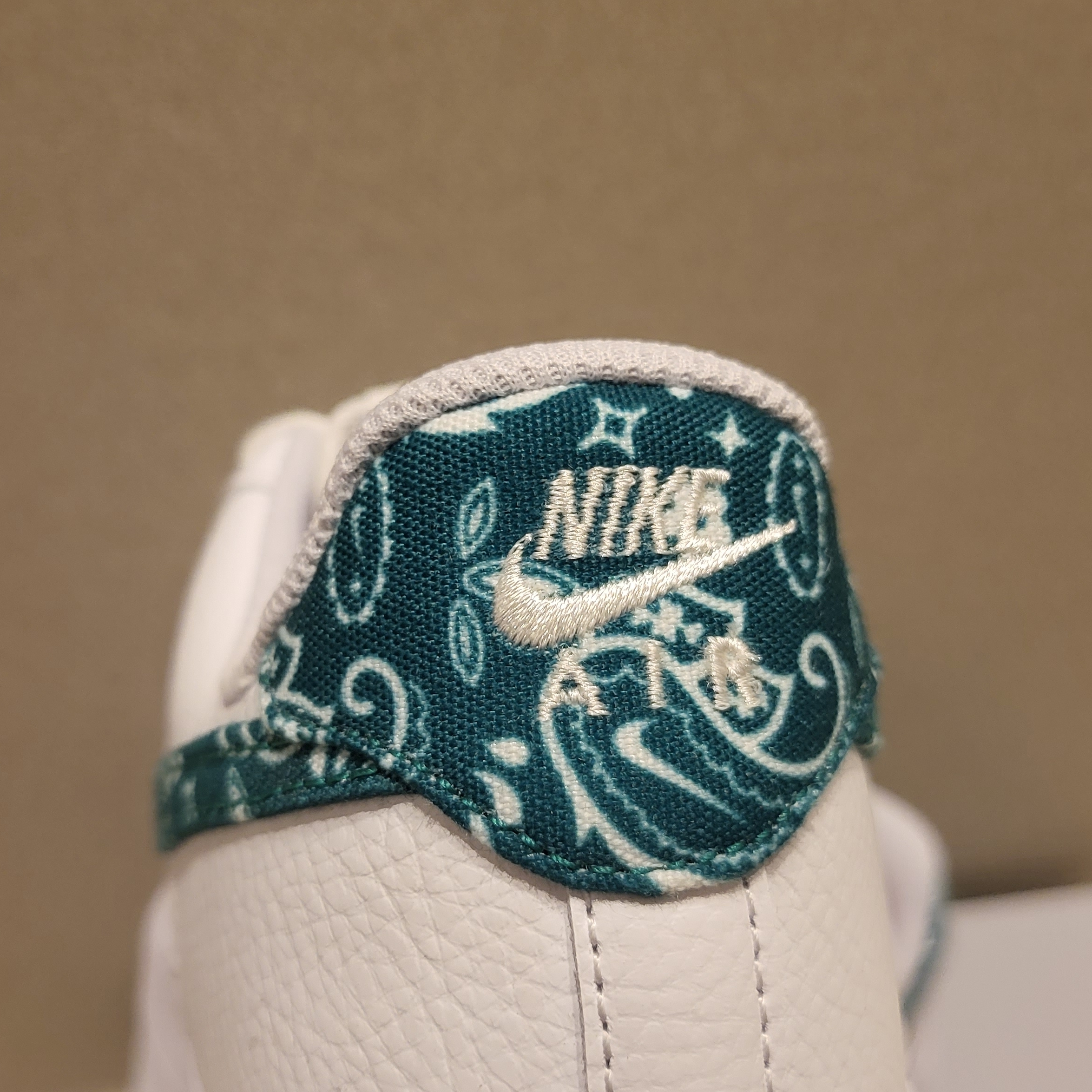 (W) Nike Air Force 1 '07 Essential Paisley Swoosh White Malachite 착용 스타일 - 3