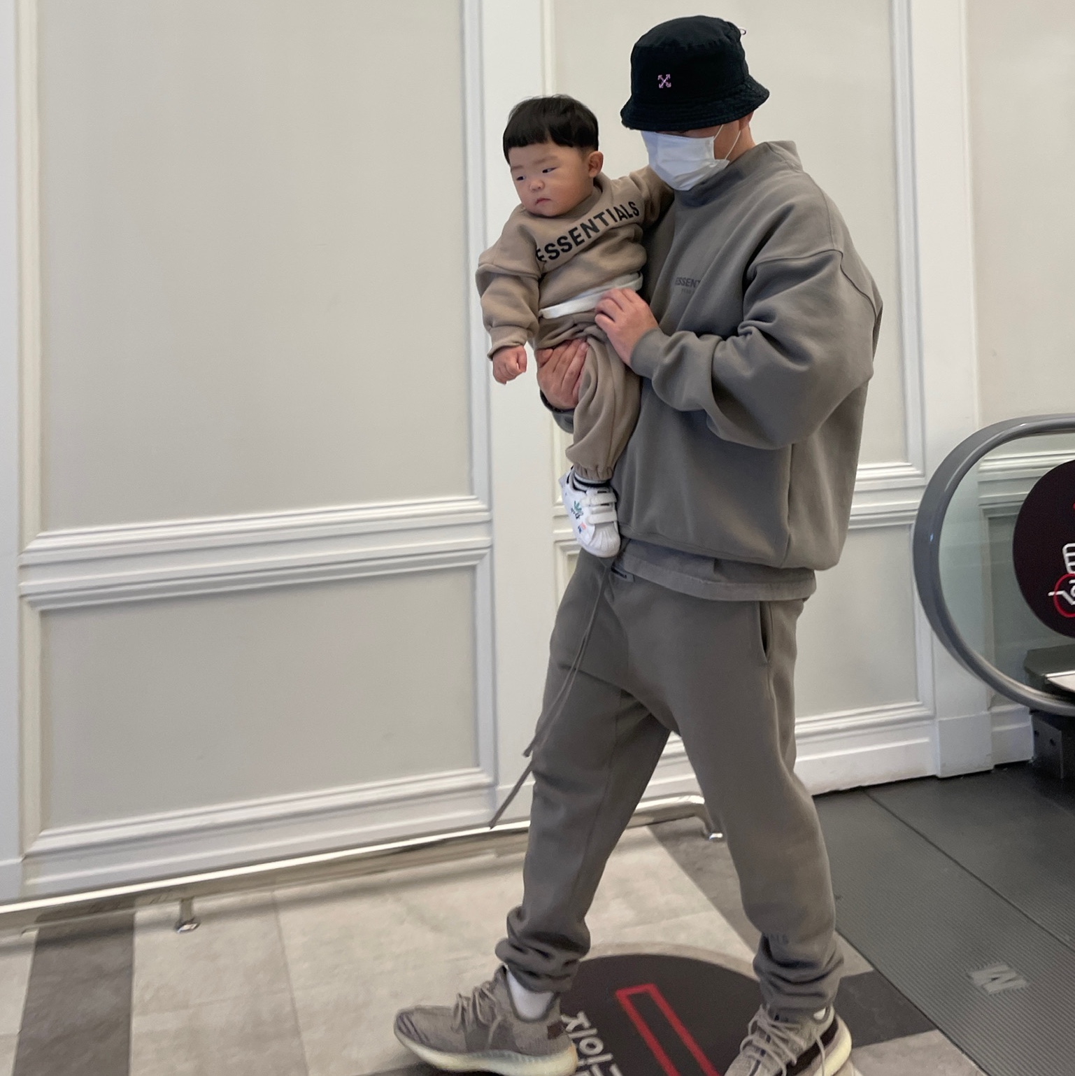 Essentials Pull-Over Hoodie Taupe - 21SS, Essentials Sweatpants Taupe - 21SS 착용 스타일 - 1