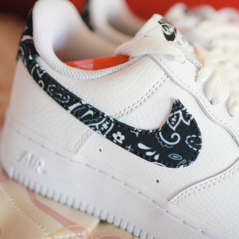 (W) Nike Air Force 1 '07 Essential Paisley Swoosh White Black 착용 스타일 - 3