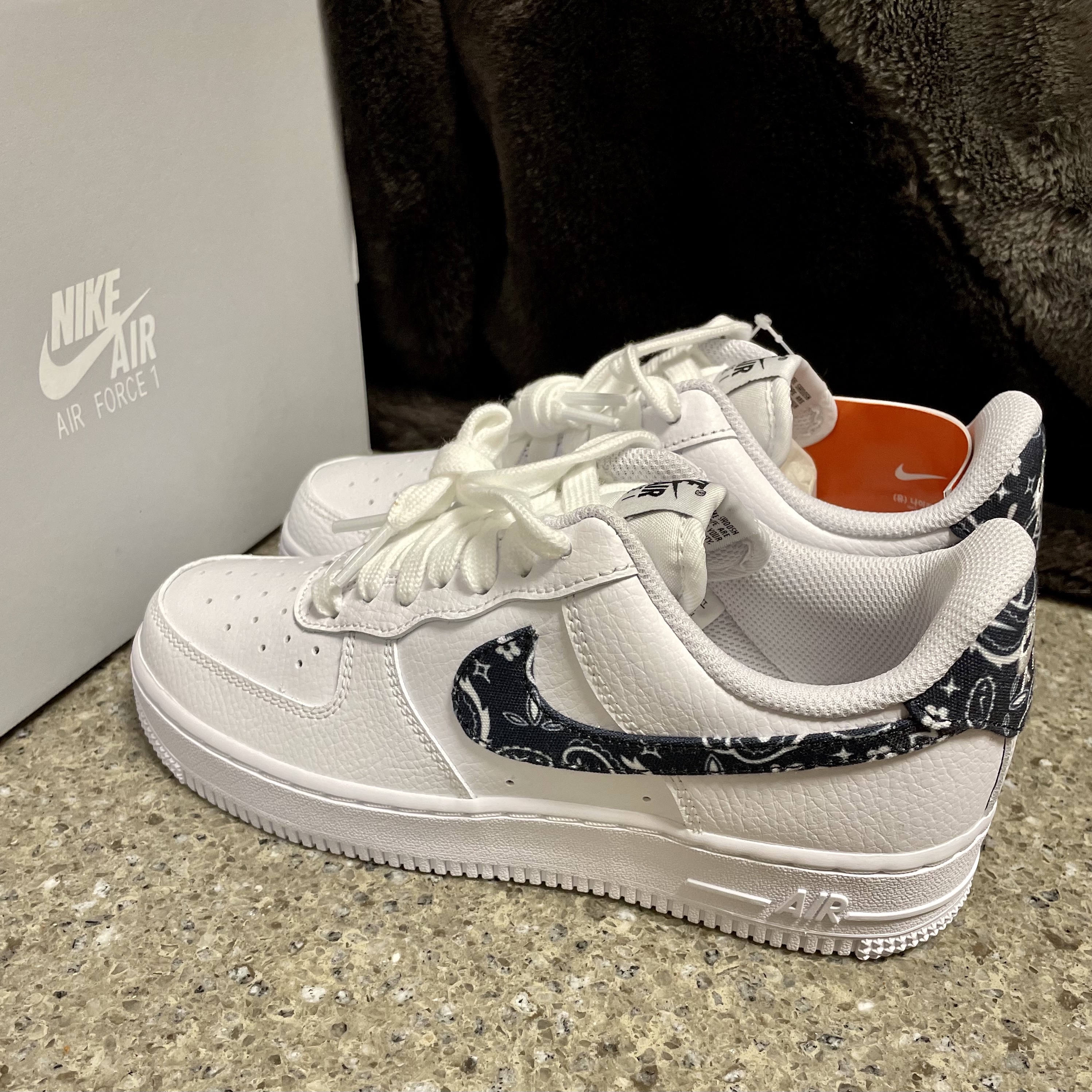 (W) Nike Air Force 1 '07 Essential Paisley Swoosh White Black 착용 스타일