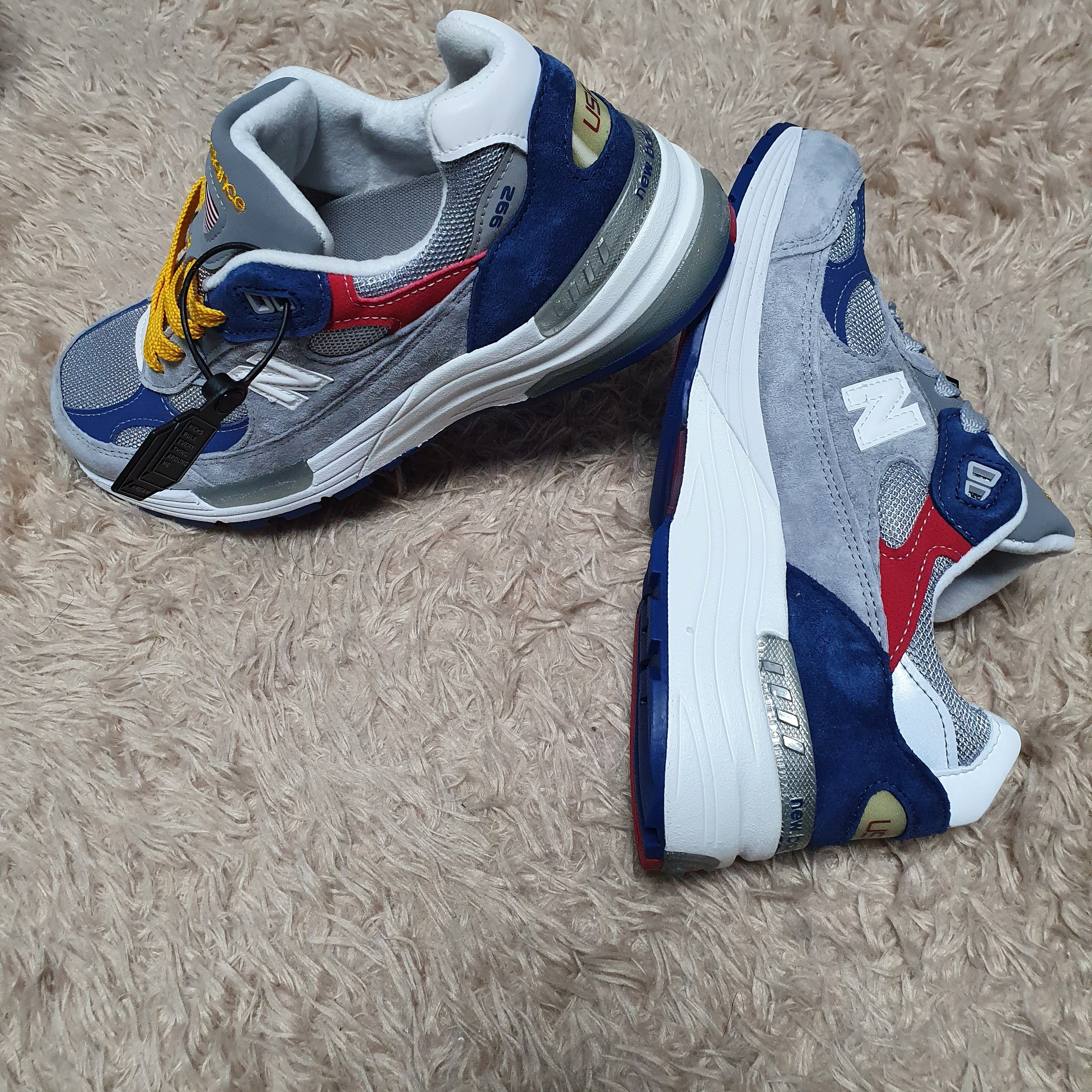 New Balance x DTLR 992 Made in USA Varsity 착용 스타일 - 3