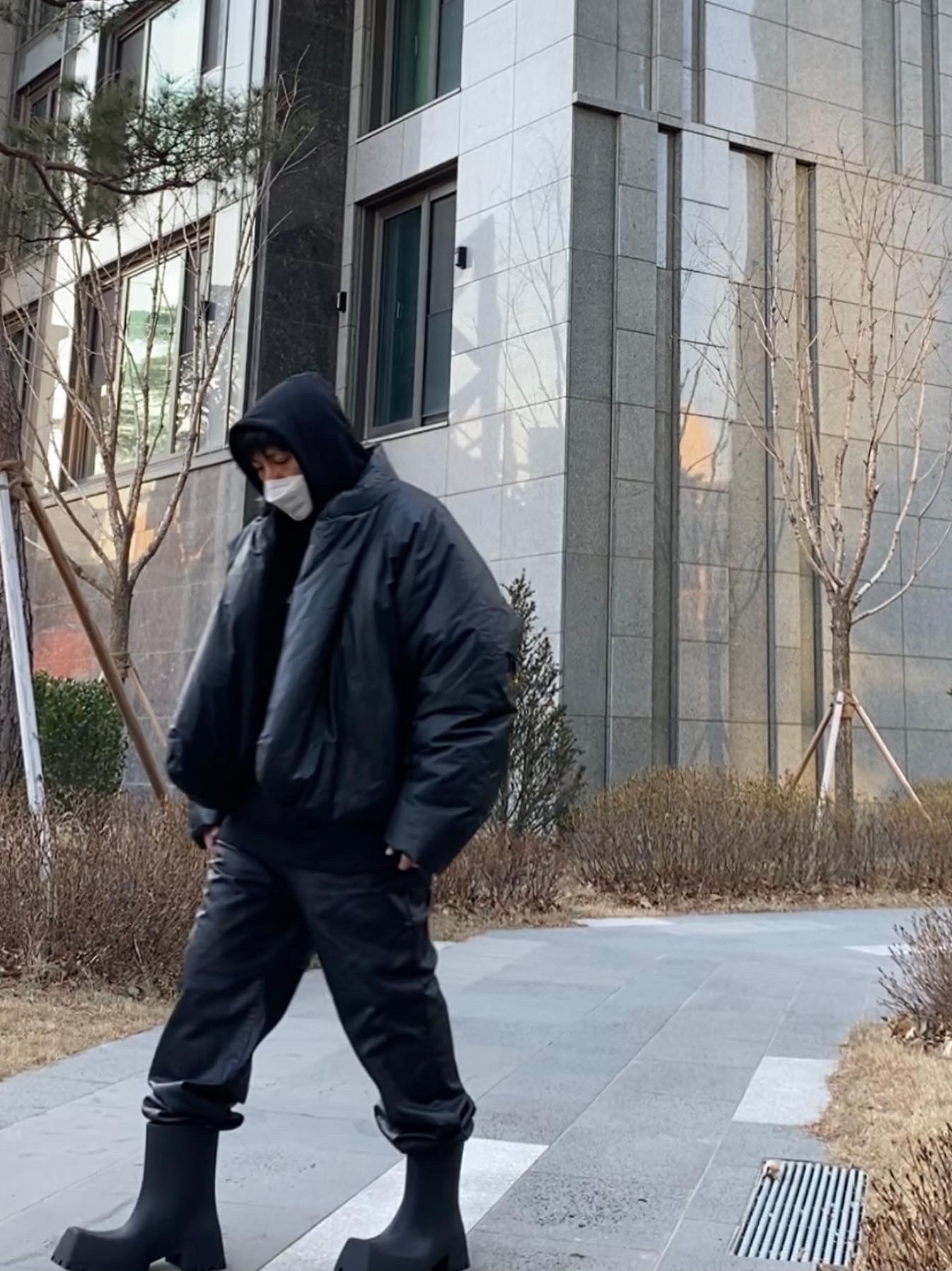 Yeezy Gap Round Jacket Black, Yeezy Gap Hoodie Black 착용 스타일 - 3