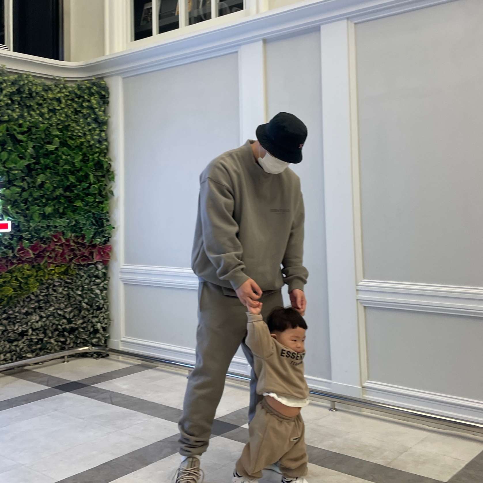 Essentials Pull-Over Hoodie Taupe - 21SS, Essentials Sweatpants Taupe - 21SS 착용 스타일 - 2