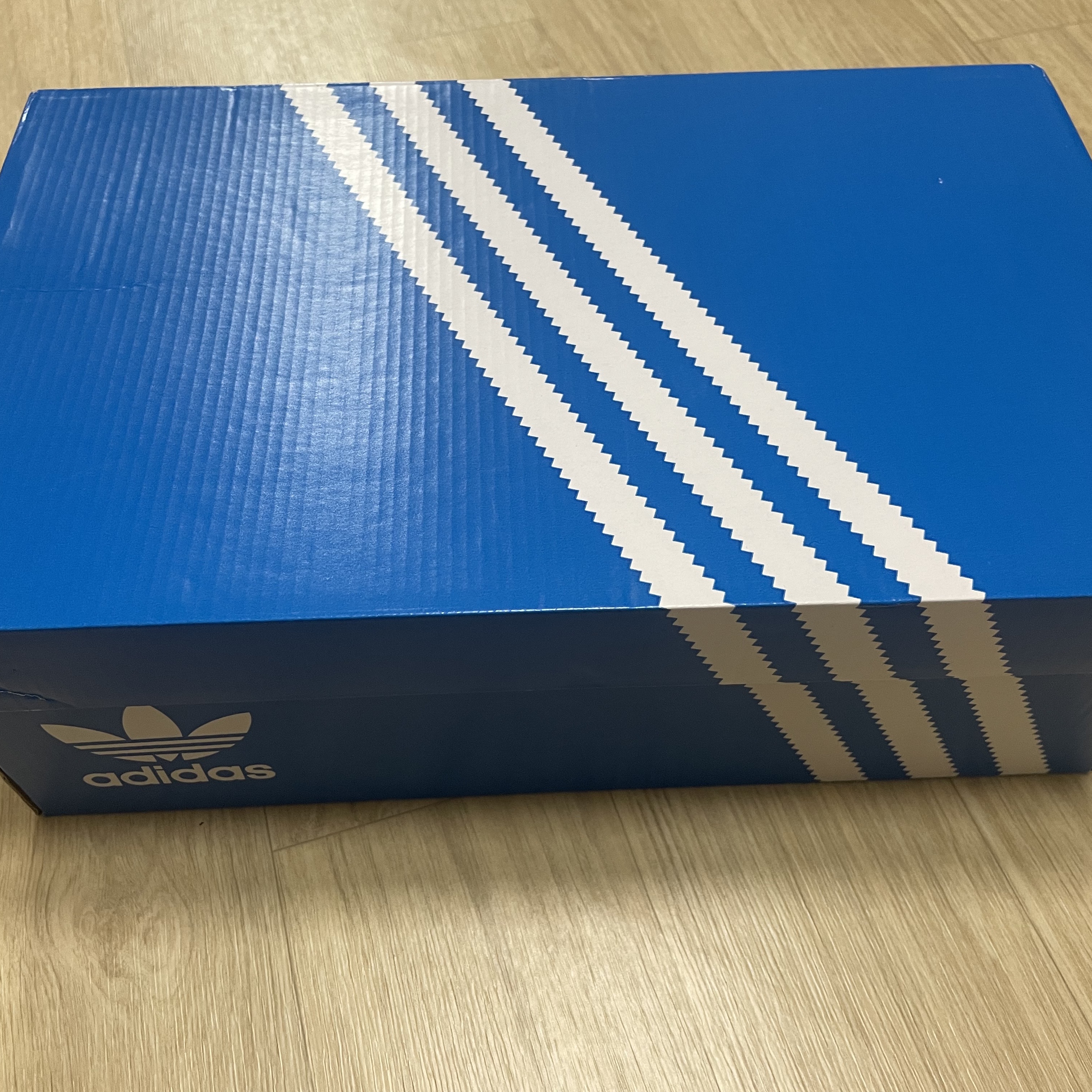 Adidas Superstar Core Black White 착용 스타일 - 1
