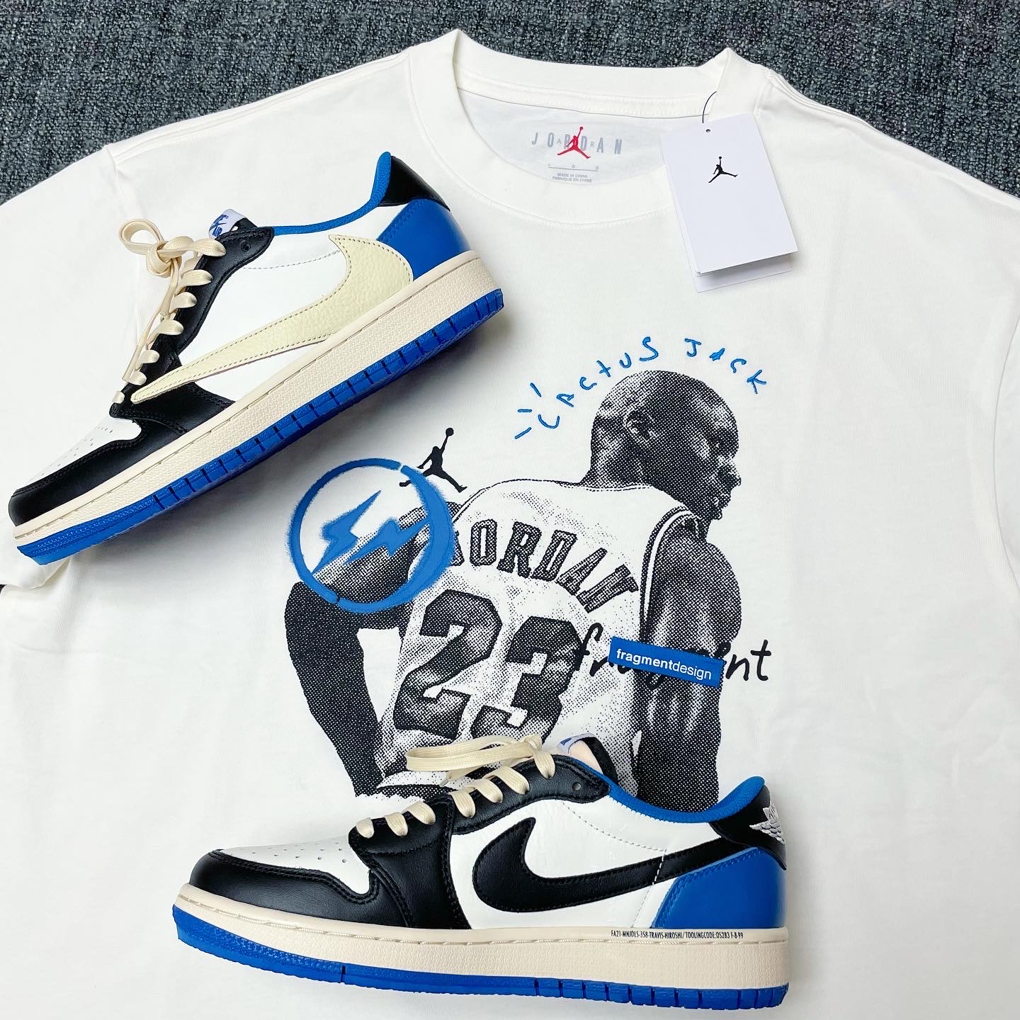 Jordan 1 x Travis Scott x Fragment Retro Low OG SP Military Blue, Jordan x Travis Scott x Fragment T-Shirt Sail (DJ0619-133) 착용 스타일