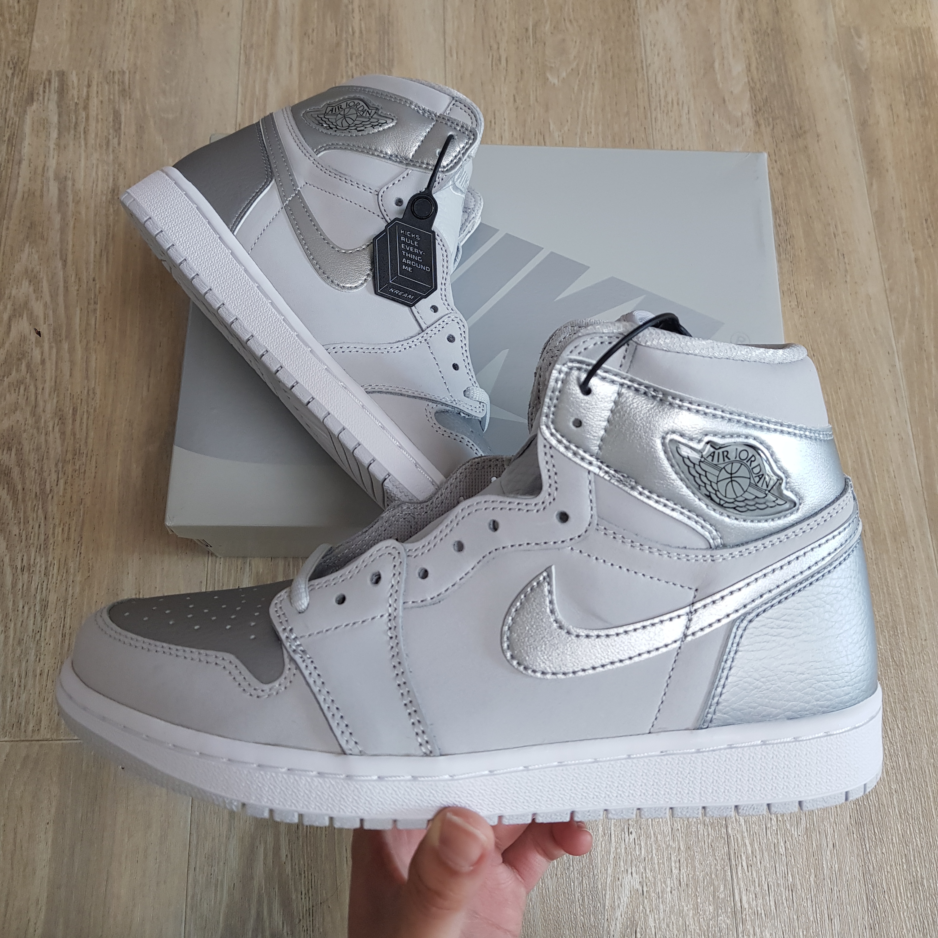 Jordan 1 Retro High OG CO.JP Neutral Grey 착용 스타일 - 2