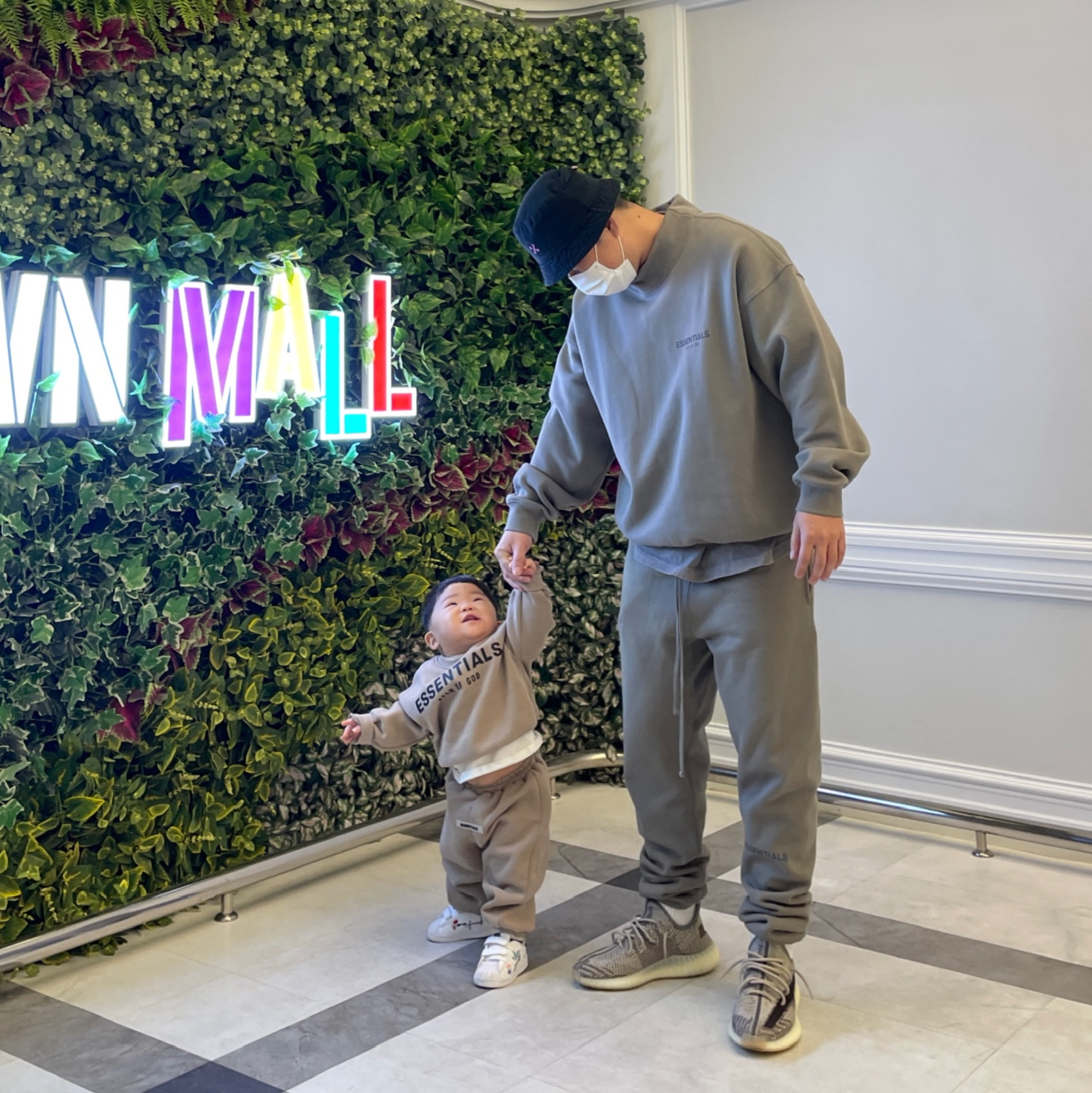 Essentials Pull-Over Hoodie Taupe - 21SS, Essentials Sweatpants Taupe - 21SS 착용 스타일 - 4