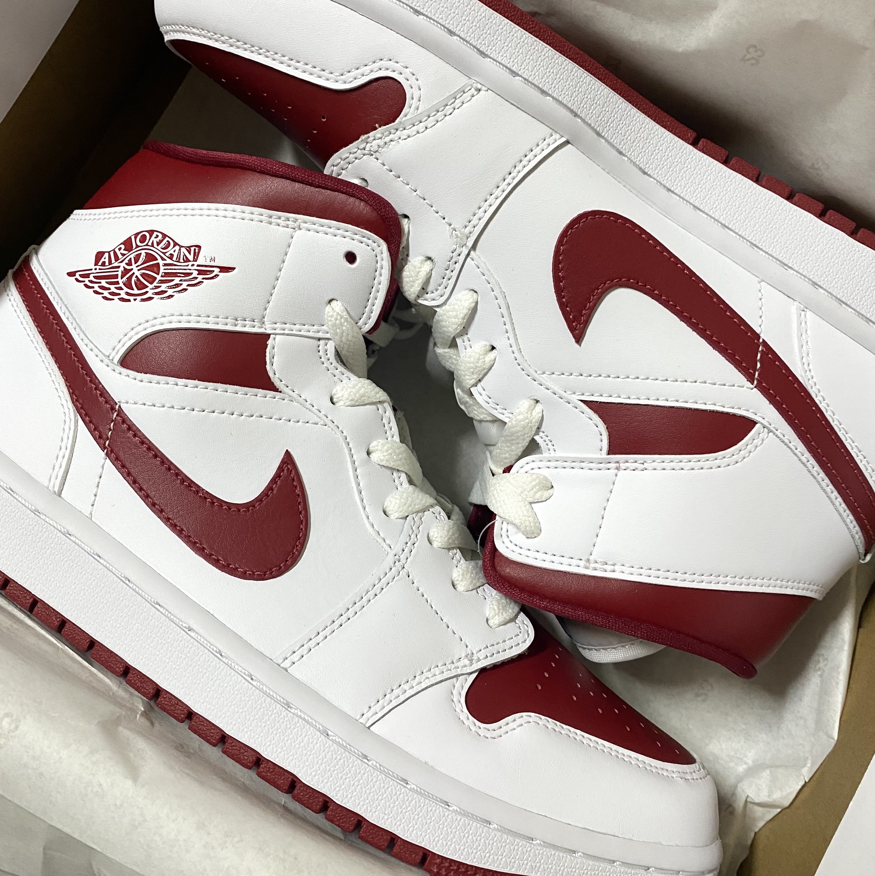 (W) Jordan 1 Mid Championship Red 착용 스타일