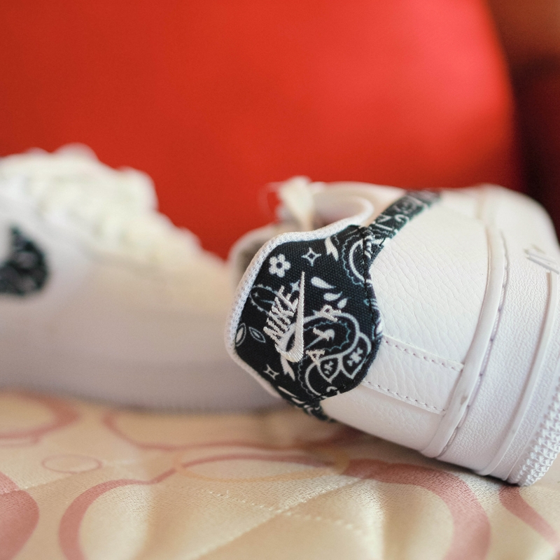 (W) Nike Air Force 1 '07 Essential Paisley Swoosh White Black 착용 스타일 - 4