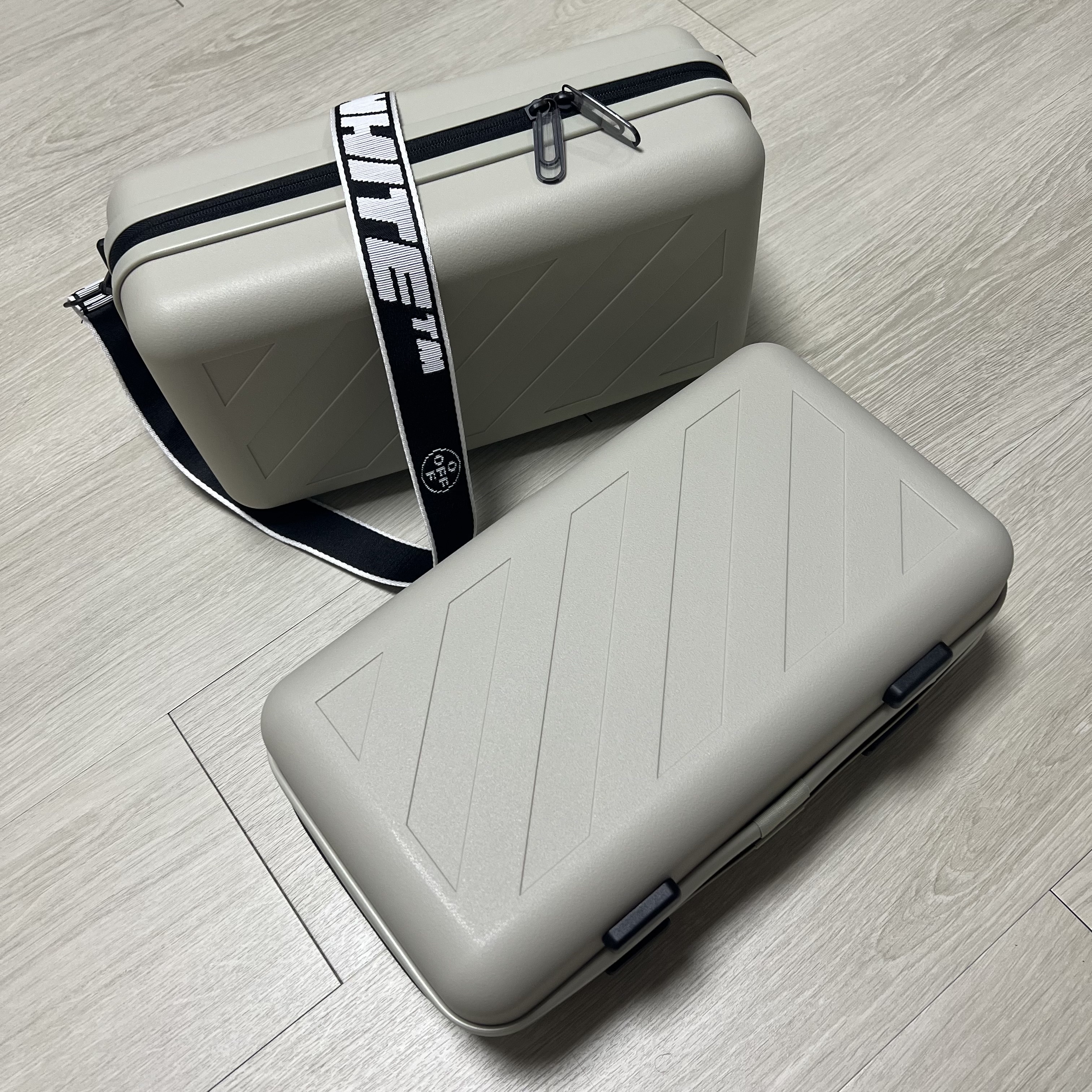 Off-White x Amore Pacific Protection Box (Without Cosmetics) 착용 스타일 - 1