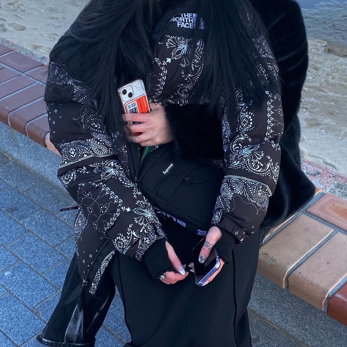 The North Face 1996 Novelty Nuptse Jacket Real Black - 21FW, Supreme Shoulder Bag Black - 18SS 착용 스타일 - 2