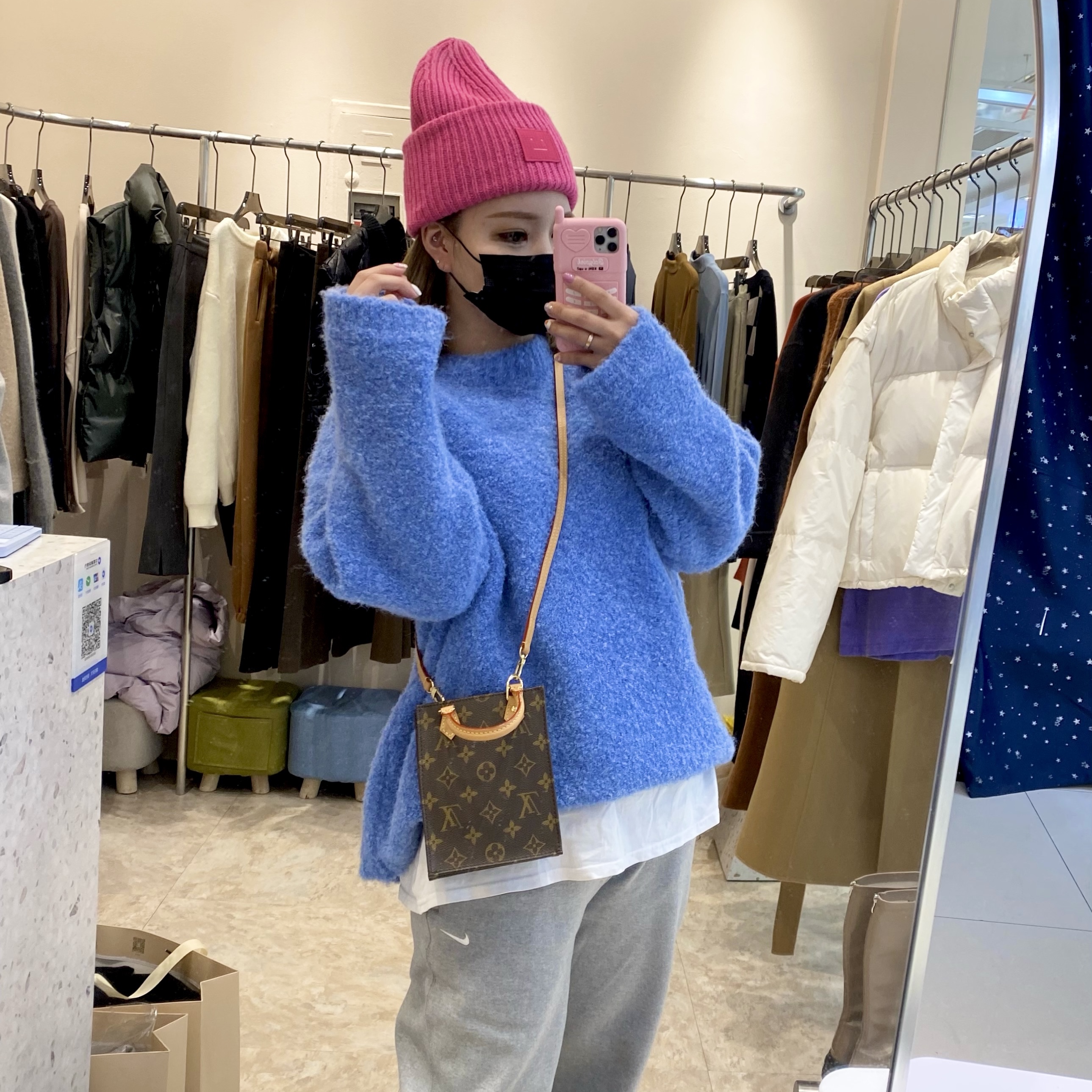 Louis Vuitton Petit Sac Plat Monogram, (GS) Jordan 1 Low Light Smoke Grey 착용 스타일 - 1