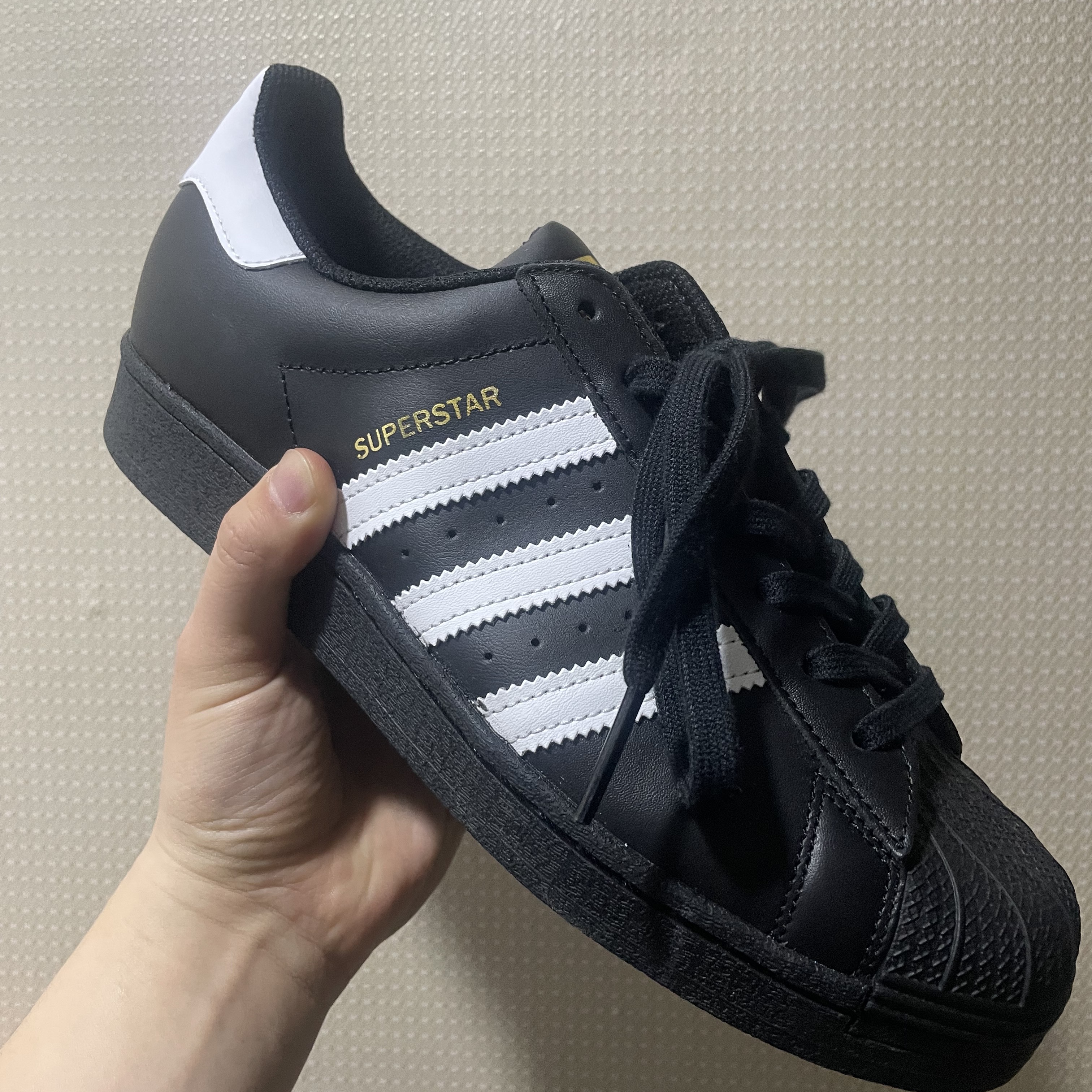 Adidas Superstar Core Black White 착용 스타일 - 2