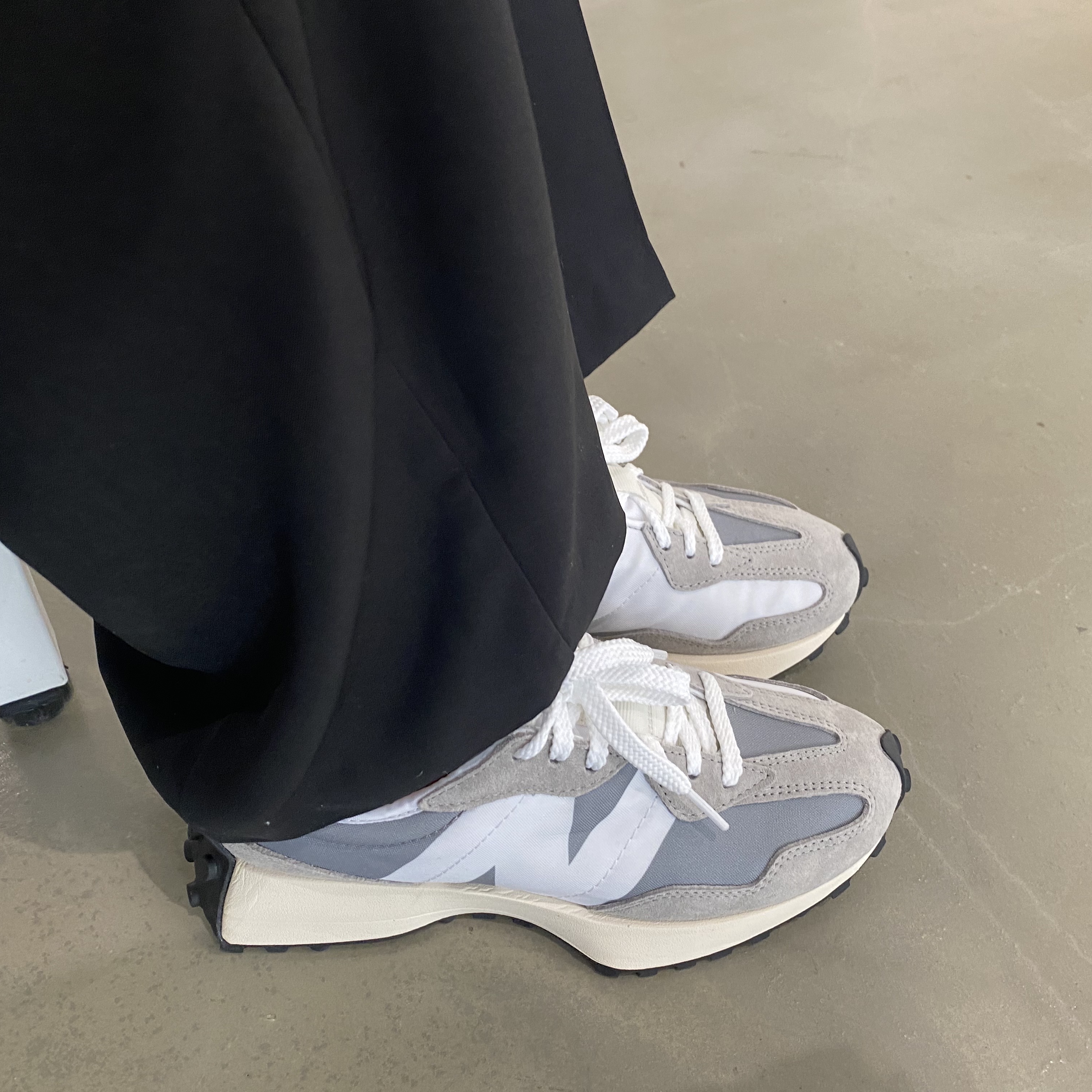 New Balance 327 Grey ์ฐฉ์ฉ ์คํ์ผ