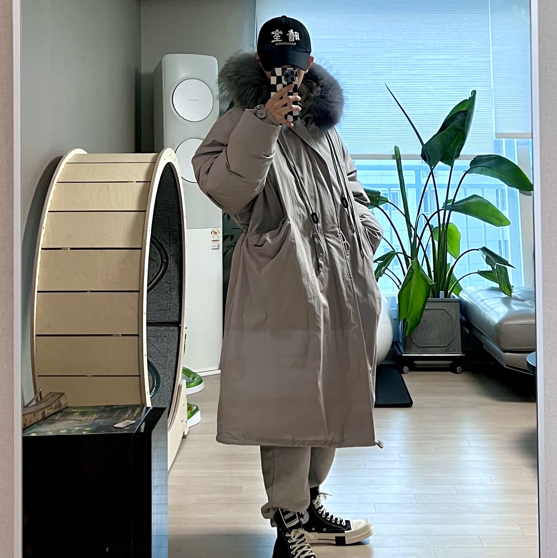 Converse x Drkshdw Turbodrk Chuck 70 Hi Black, Darkr8m Studio White Logo Cap 착용 스타일