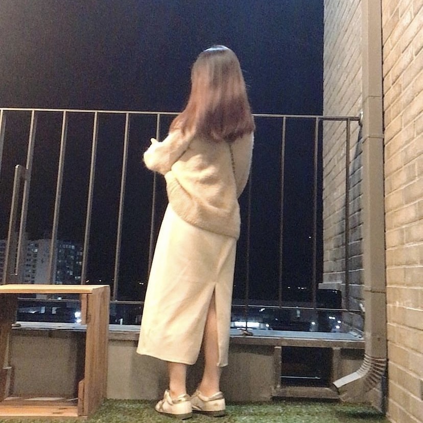 Golden Goose Superstar White Gold Heel Tab Sneakers 착용 스타일