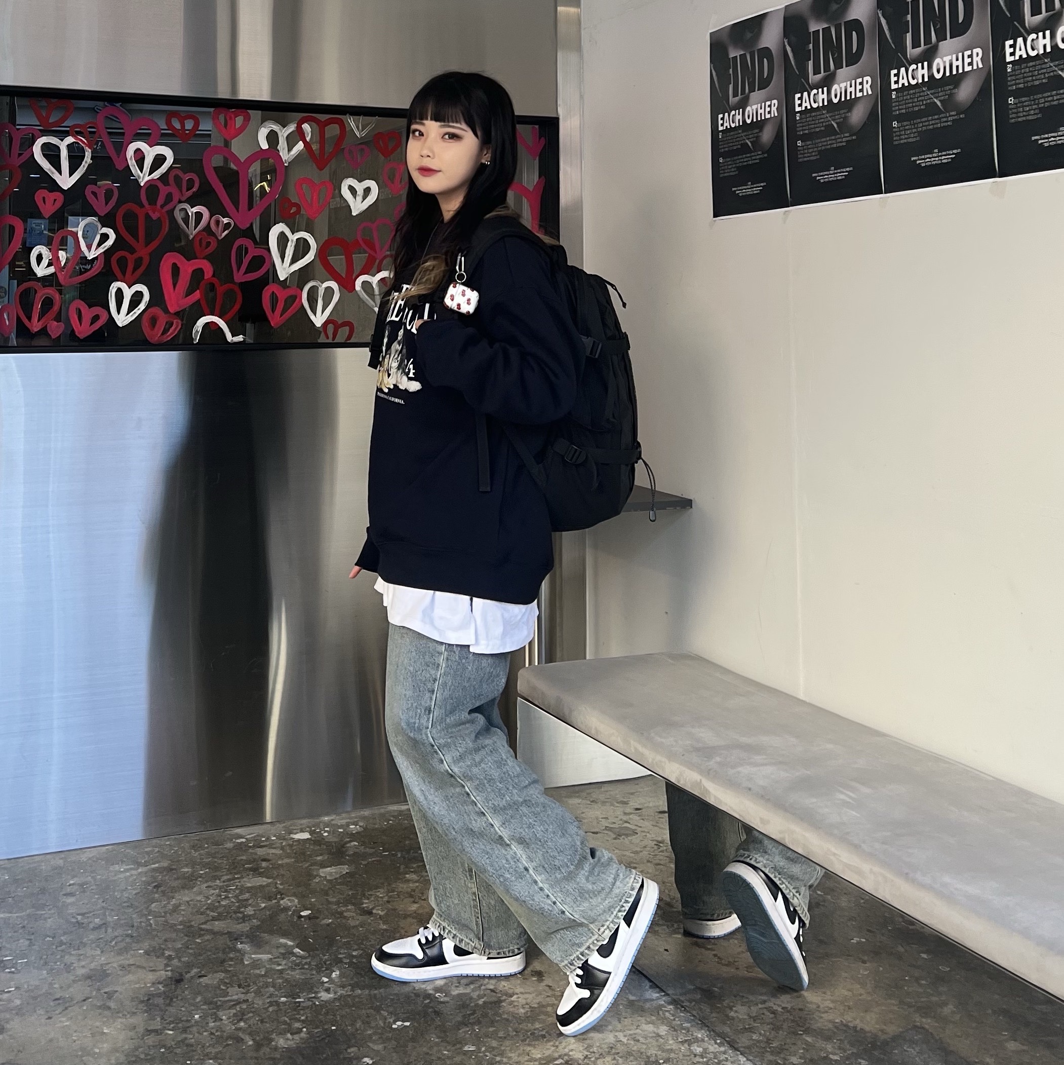 (W) Jordan 1 Mid White Black University Blue, Supreme Backpack Black - 18FW 착용 스타일 - 2