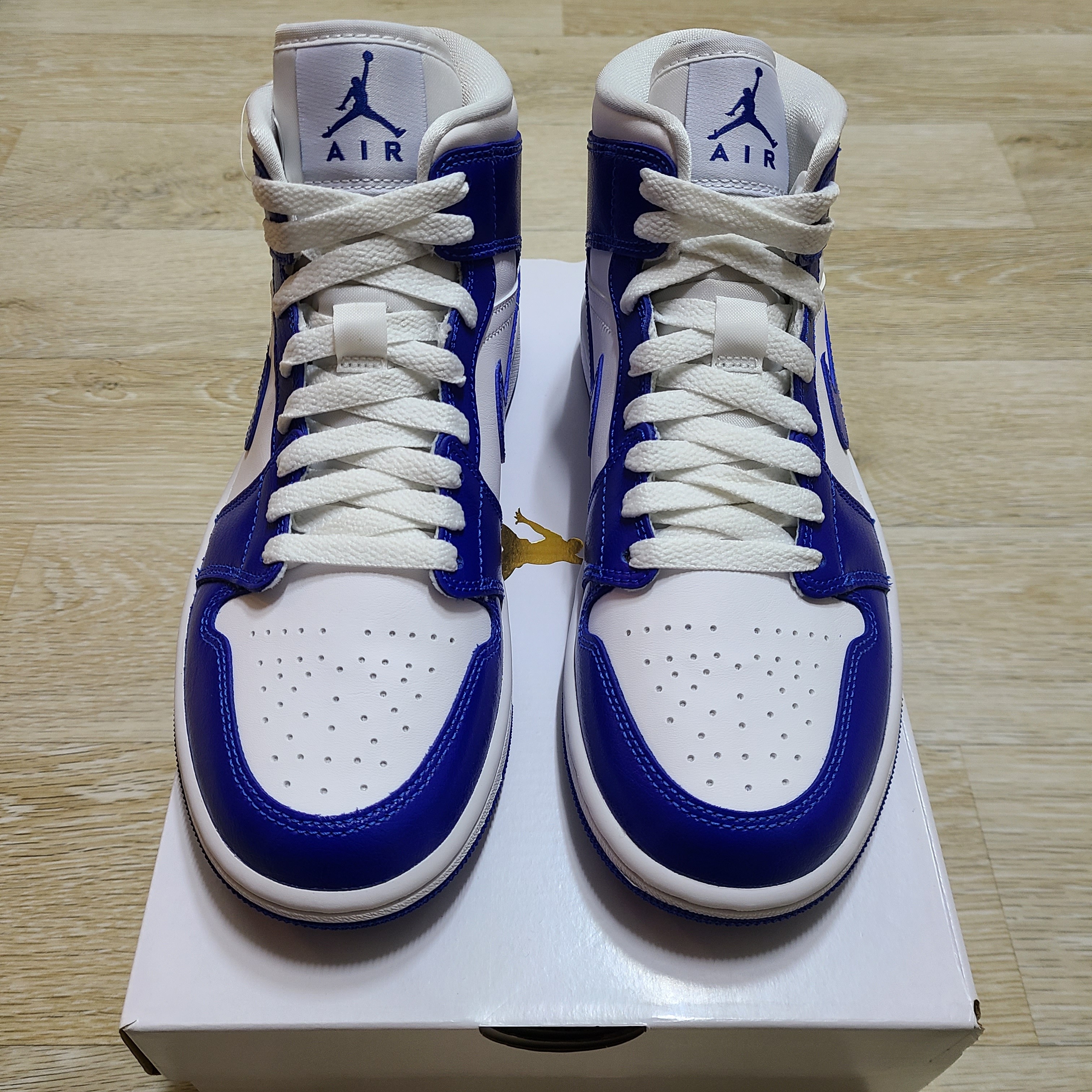 (W) Jordan 1 Mid White Hyper Royal 착용 스타일 - 1