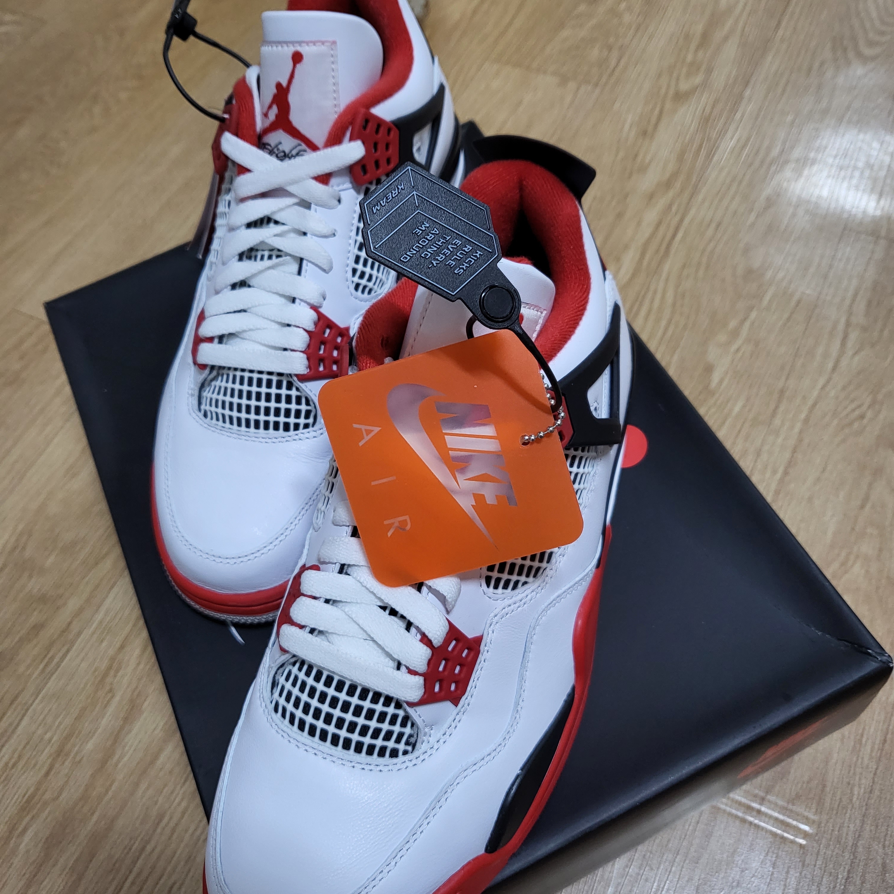 Jordan 4 Retro OG Fire Red 2020 착용 스타일 - 3
