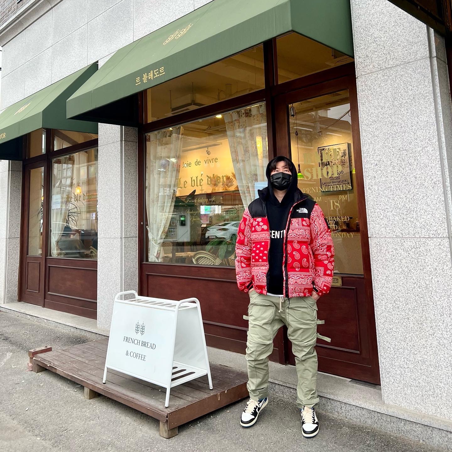 The North Face Nuptse Down Jacket Red, Jordan 1 x Travis Scott x Fragment Retro Low OG SP Military Blue 착용 스타일 - 1