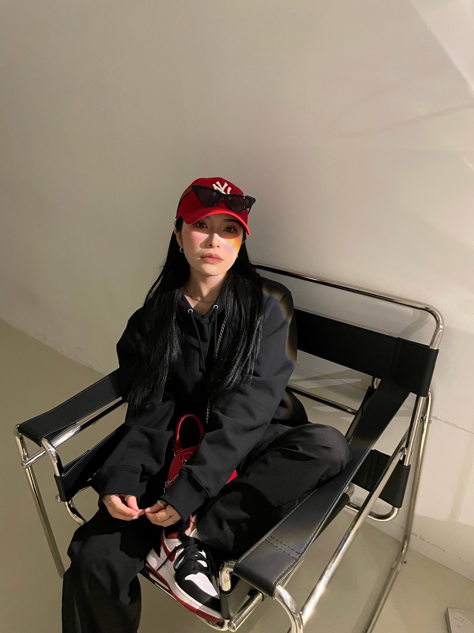 Jordan 1 Mid Gym Red Black White 착용 스타일 - 1