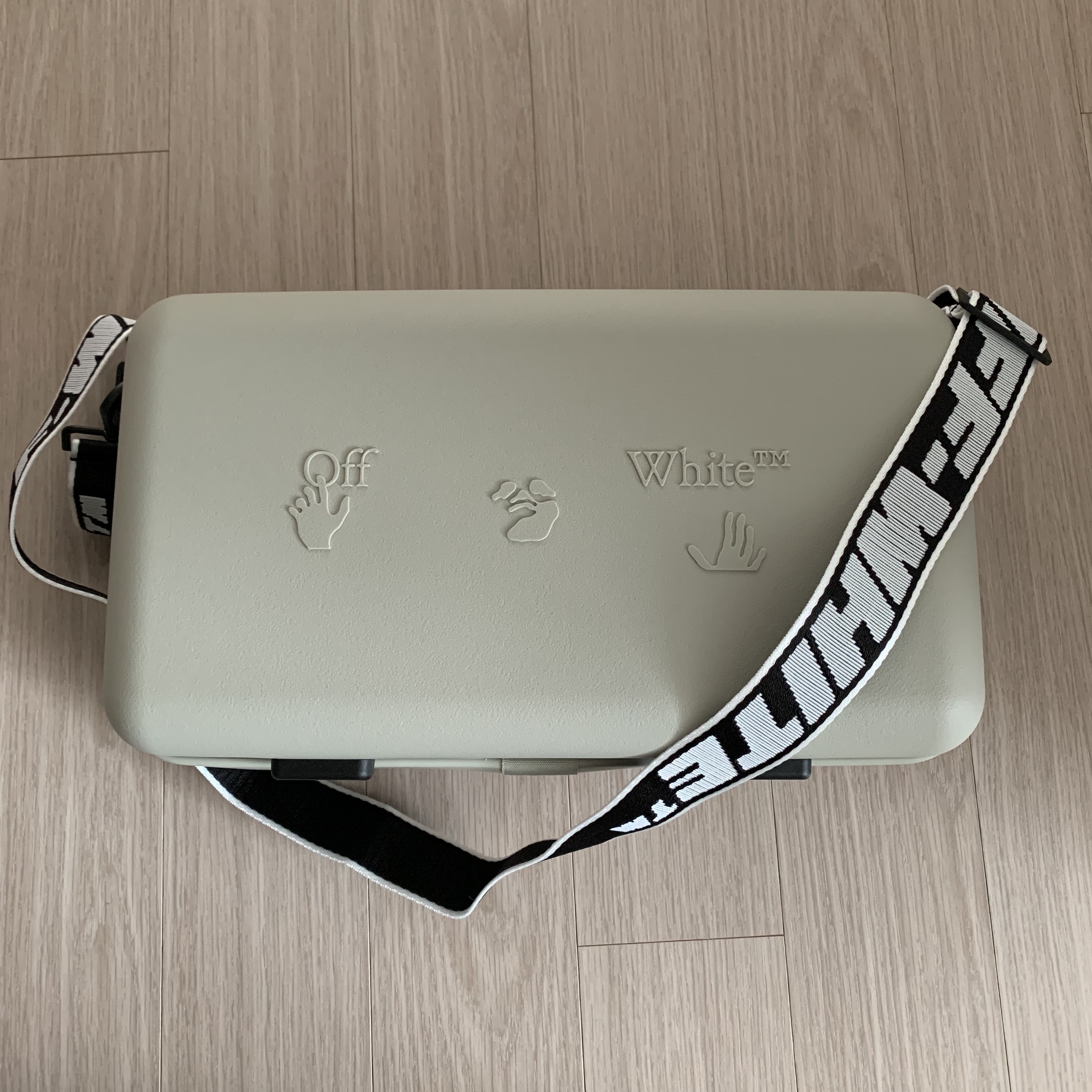 Off-White x Amore Pacific Protection Box (Without Cosmetics) 착용 스타일 - 2