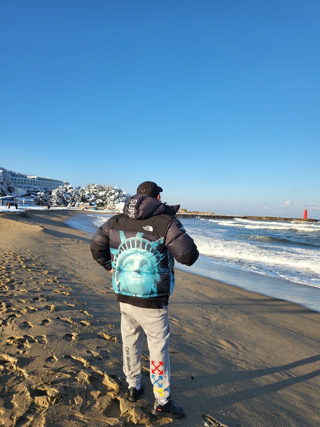 Supreme Waxed Cotton Camp Cap Black - 21FW, Supreme x The North Face Statue of Liberty Baltoro Jacket Black - 19FW 착용 스타일 - 2