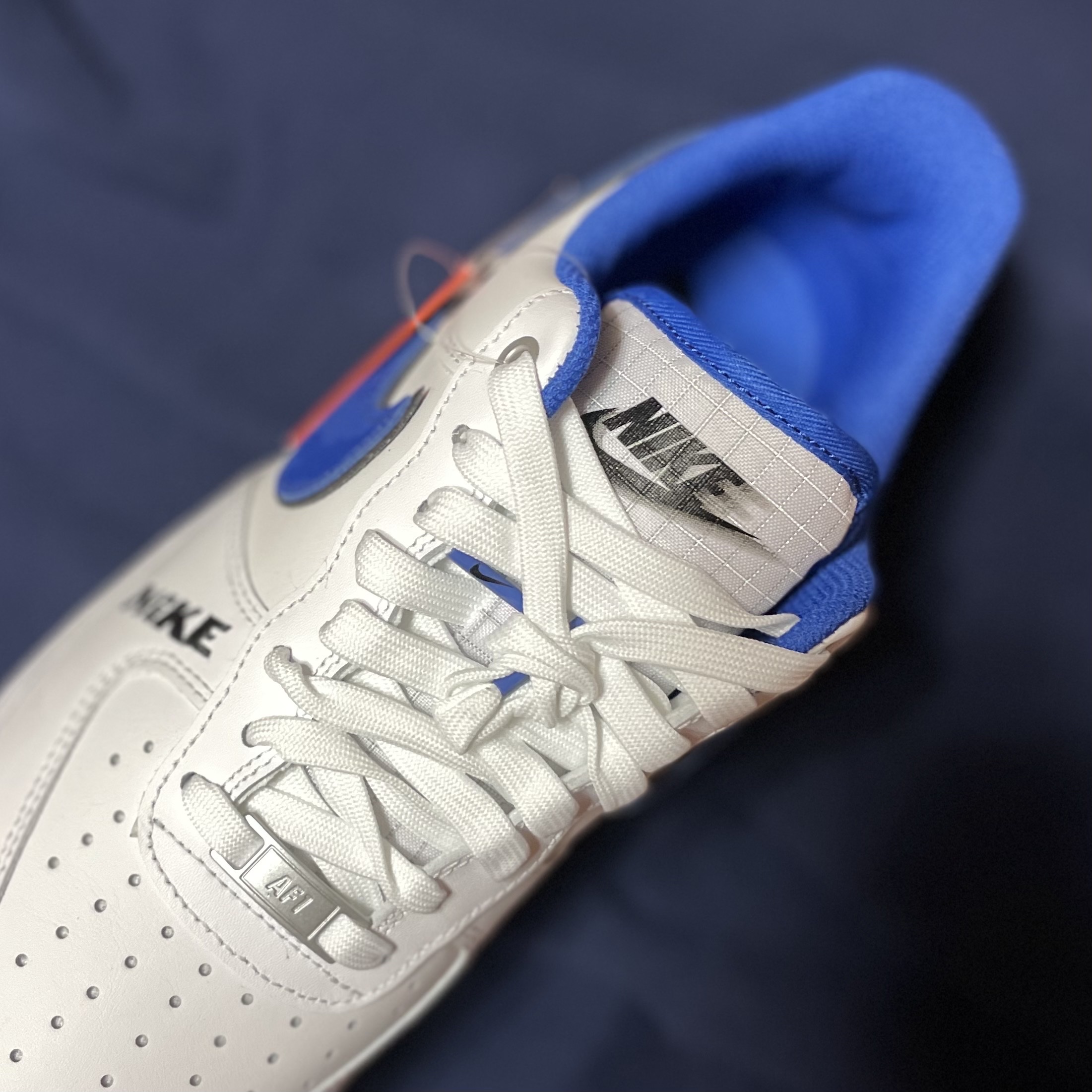 Nike Air Force 1 '07 LV8 White Game Royal 착용 스타일 - 2