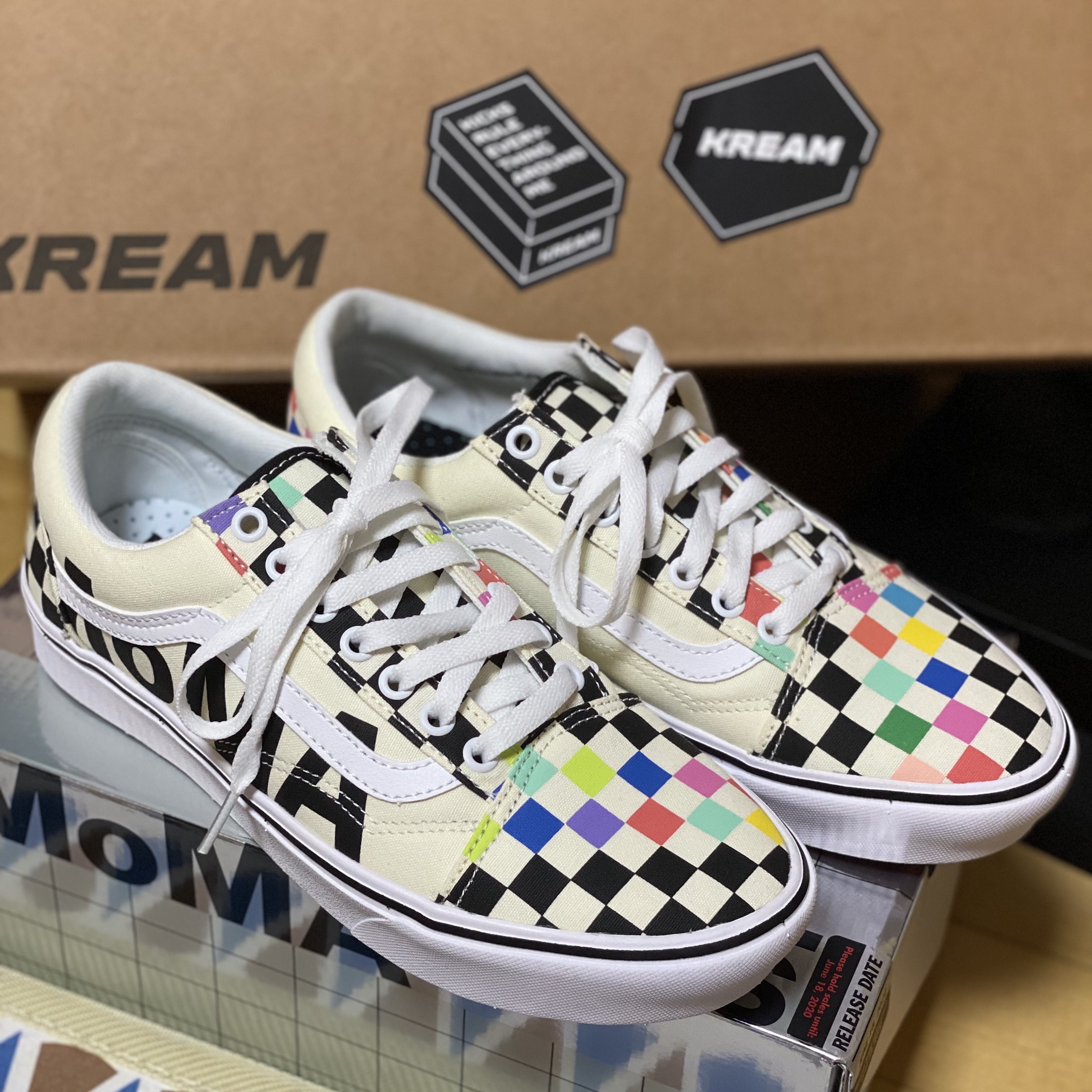 Vans x MoMA ComfyCush Old Skool Multicolor 착용 스타일 - 1