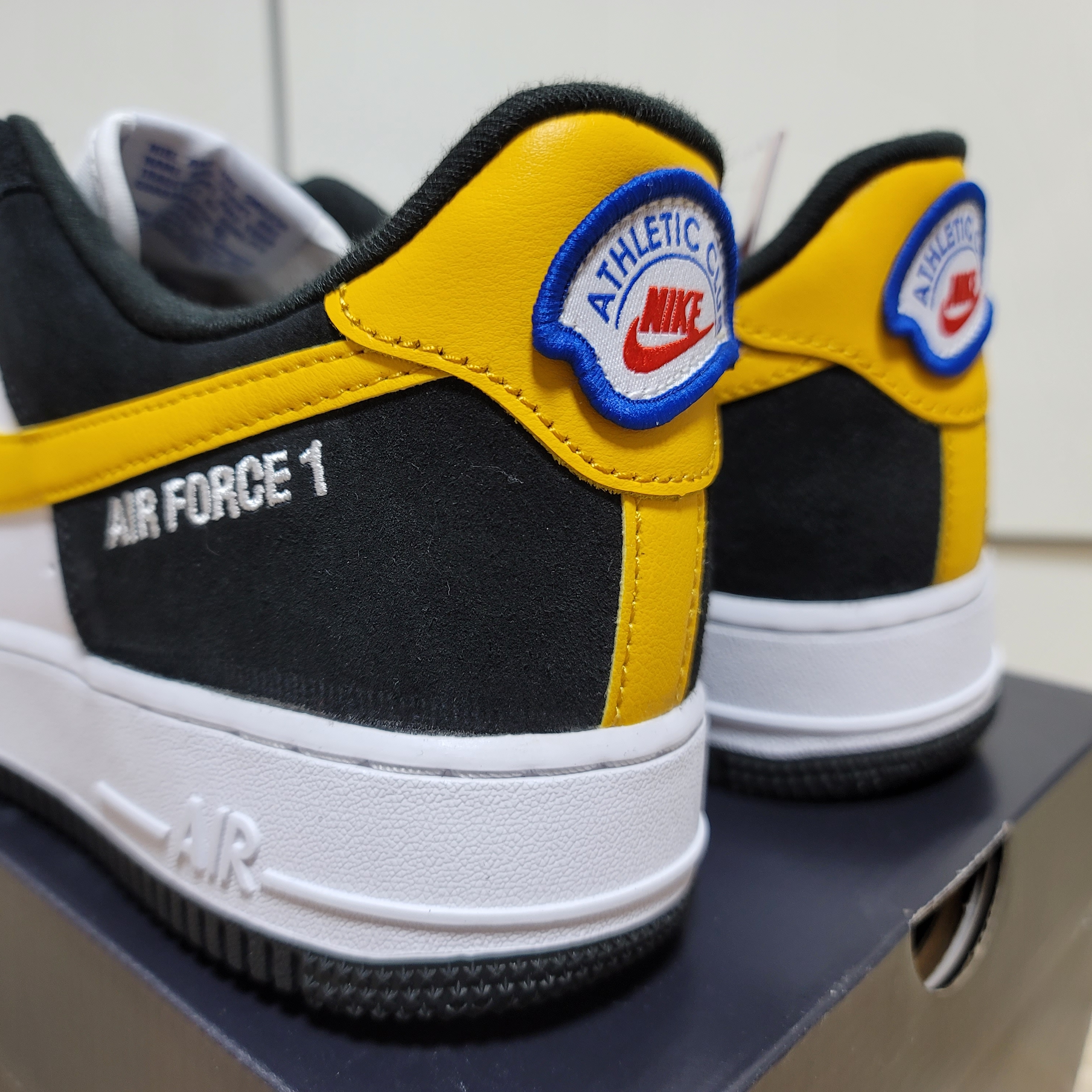 Nike Air Force 1 '07 LV8 Athletic Club Black Dark Sulfur 착용 스타일 - 2