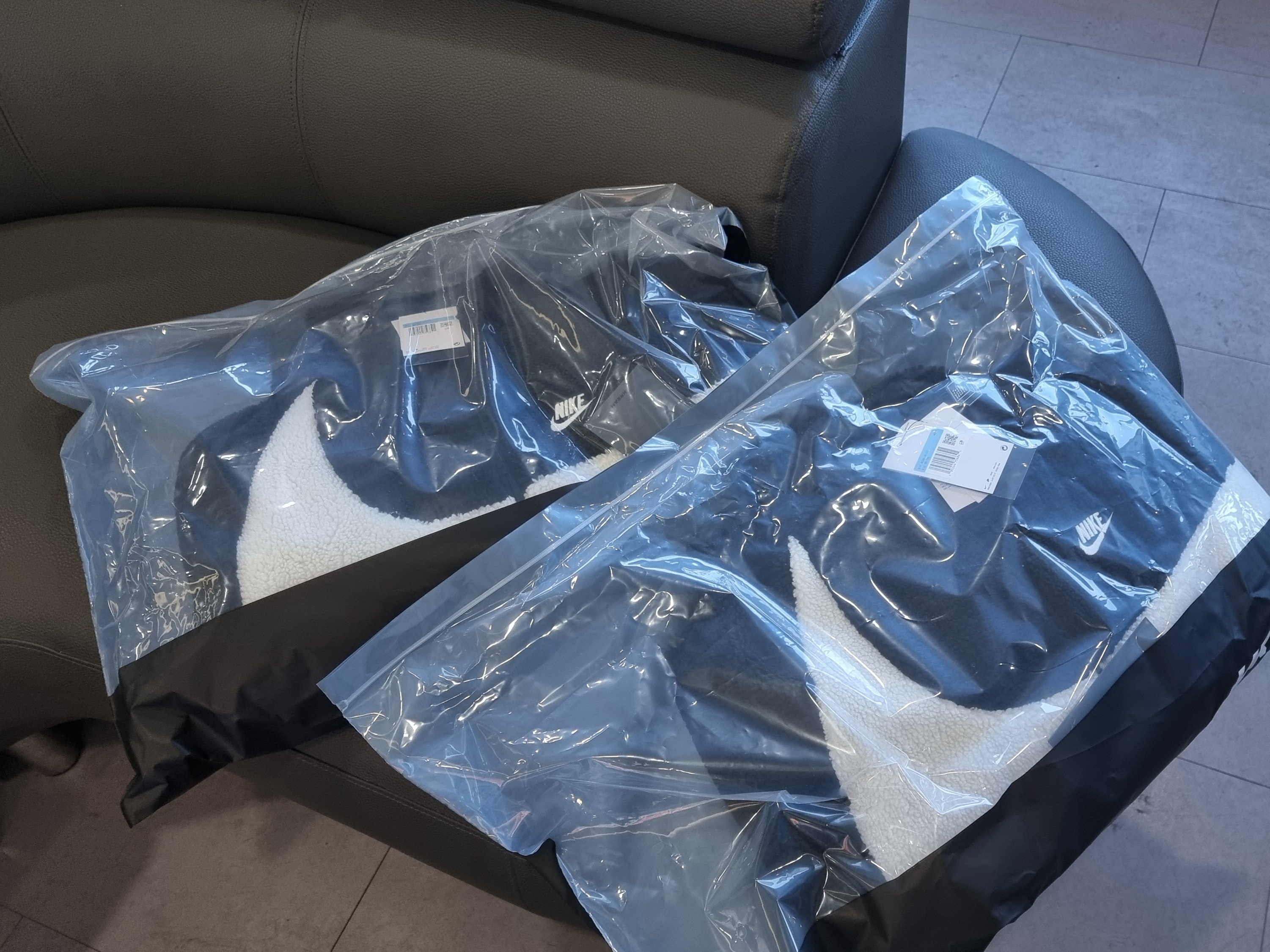 Nike Big Swoosh Full Zip Jacket Black Sail 착용 스타일 - 1