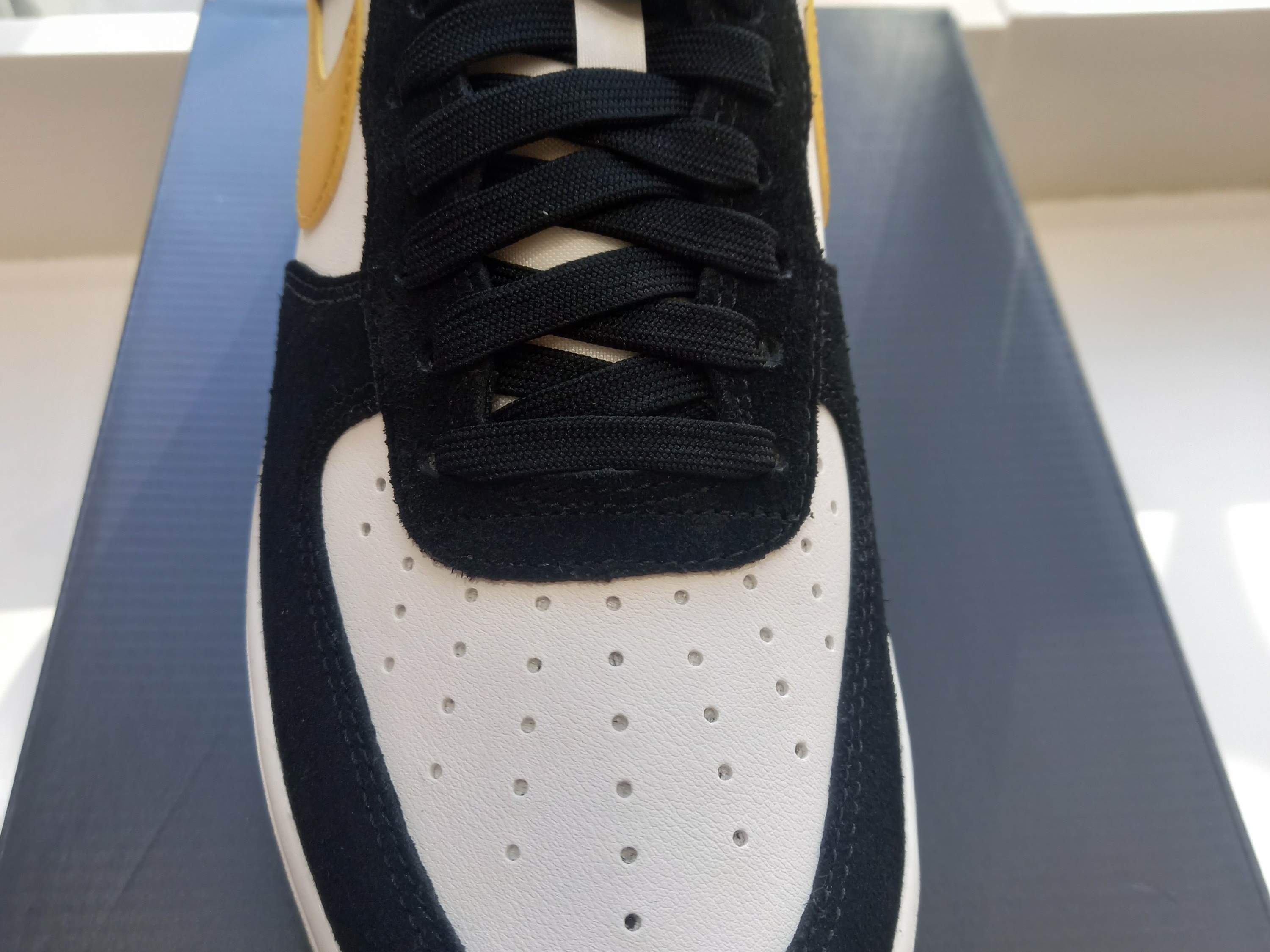 Nike Air Force 1 '07 LV8 Athletic Club Black Dark Sulfur 착용 스타일 - 3