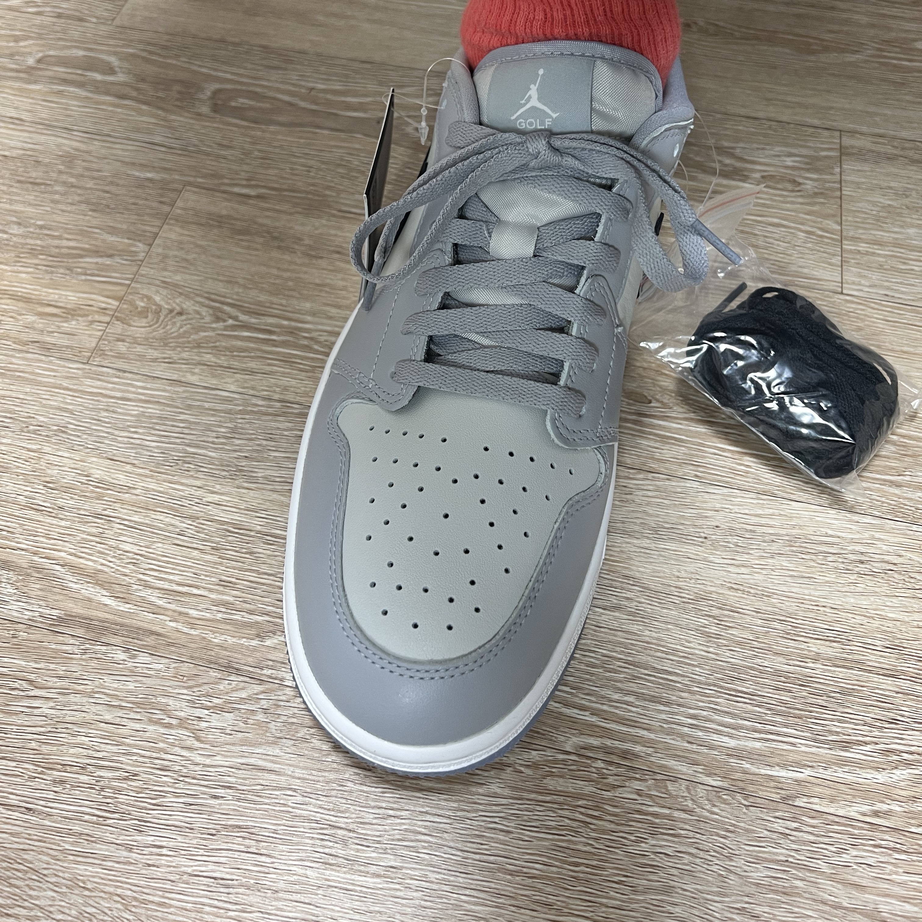 Jordan 1 Low Golf Wolf Grey 착용 스타일 - 2
