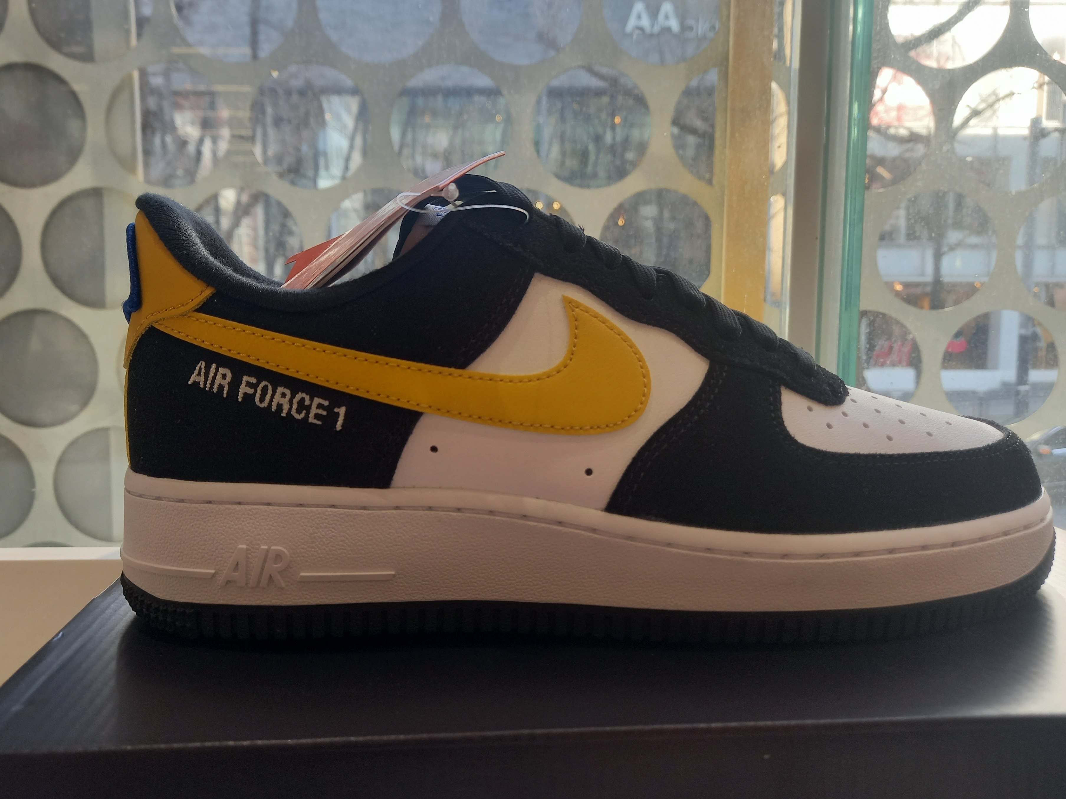 Nike Air Force 1 '07 LV8 Athletic Club Black Dark Sulfur 착용 스타일 - 1
