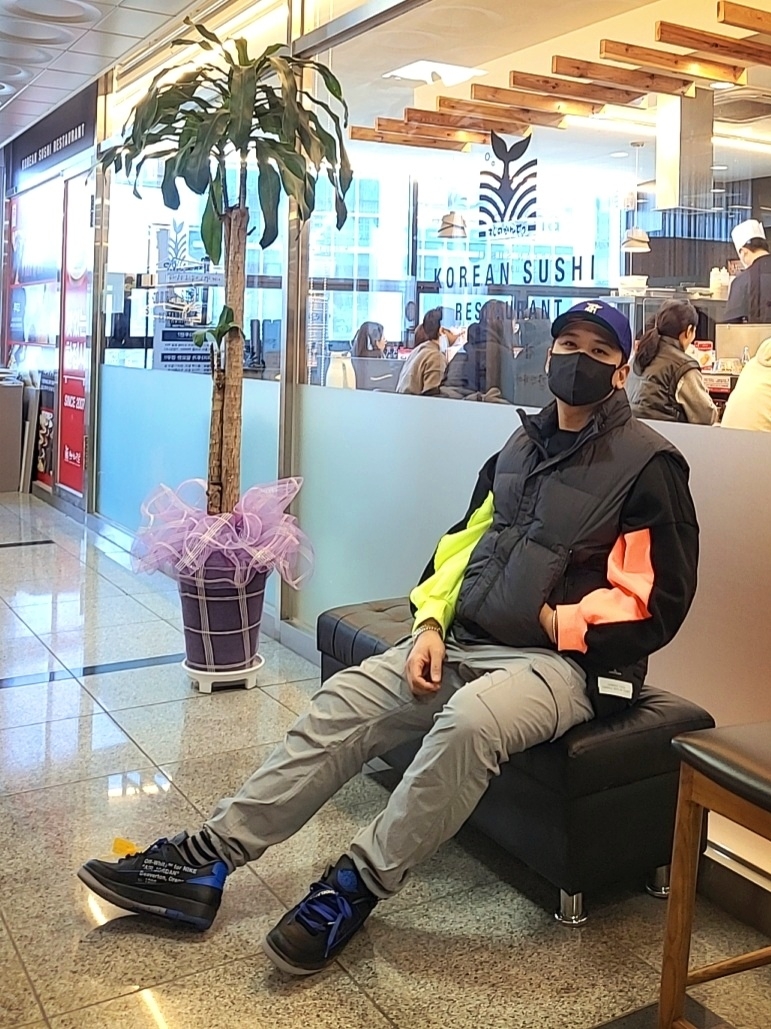 Jordan 2 x Off-White Retro Low SP Black and Varsity Royal, Stone Island G0123 Garment Dyed Crinkle Reps Nylon Down Vest Black - 21FW 착용 스타일 - 3