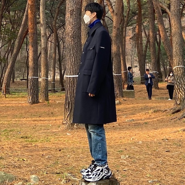 Balenciaga Runner Sneakers Black White 착용 스타일