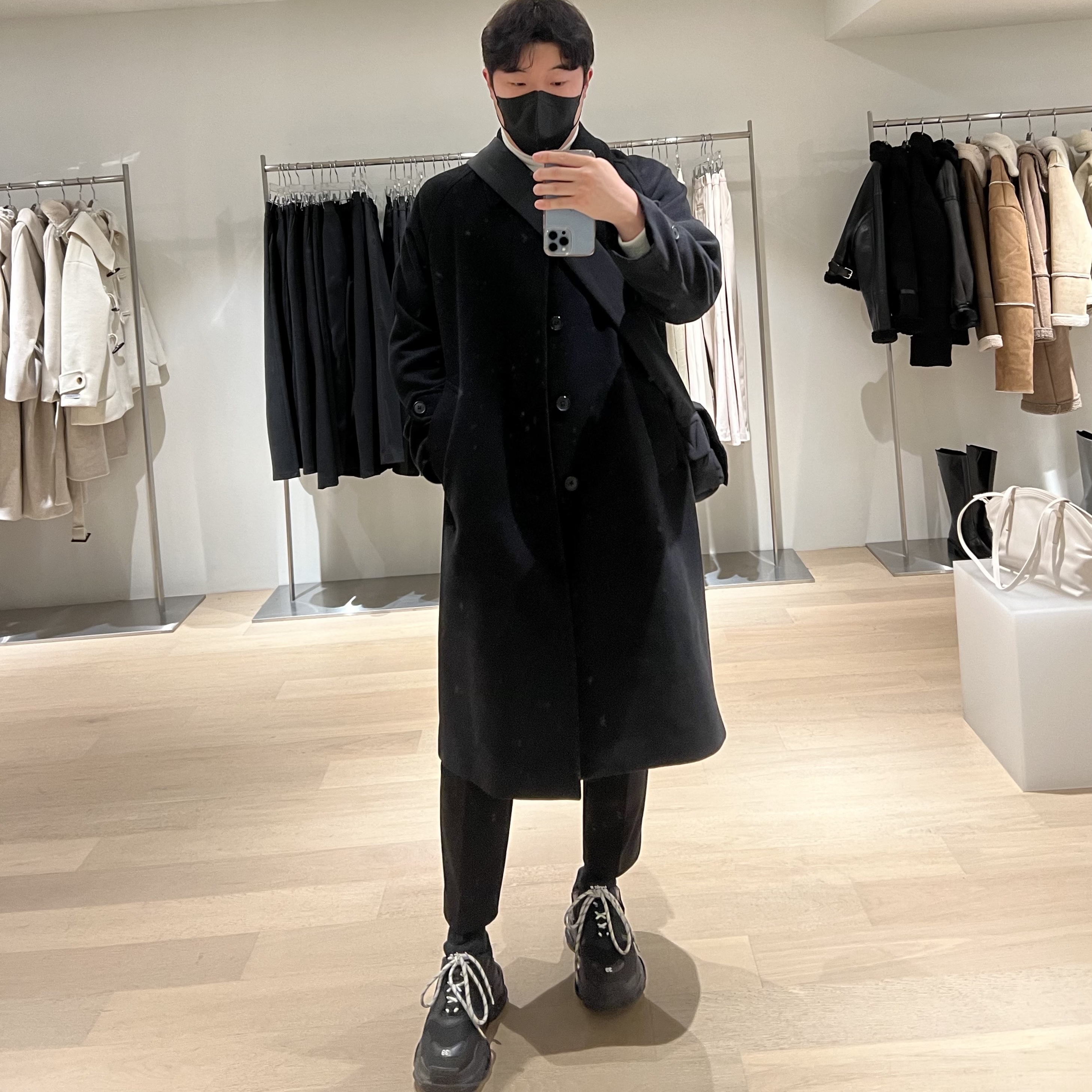 Balenciaga Triple S Sneakers Black 2020, Bottega Veneta Padded Tech Cassette Black 착용 스타일