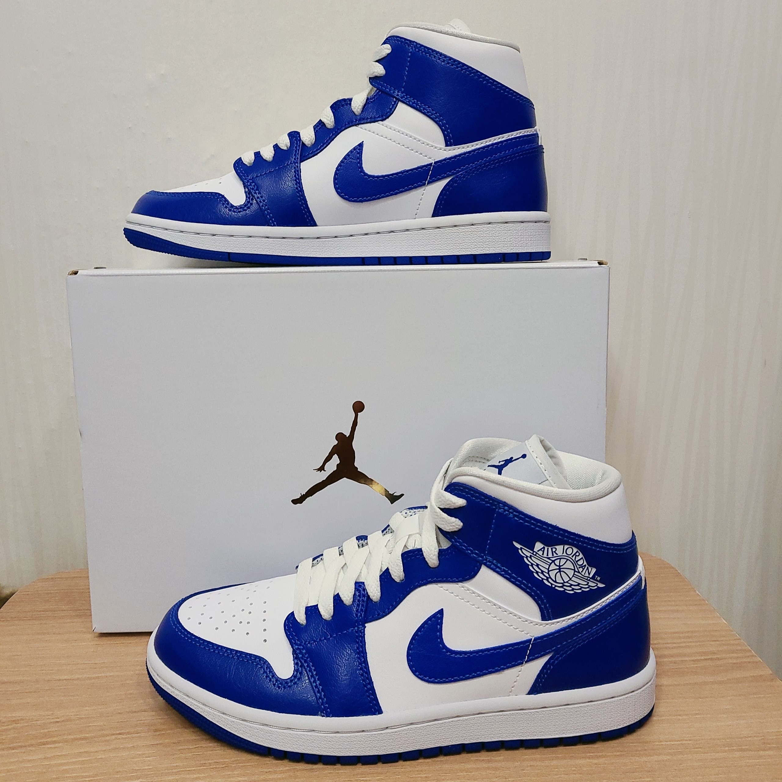 (W) Jordan 1 Mid White Hyper Royal 착용 스타일 - 2