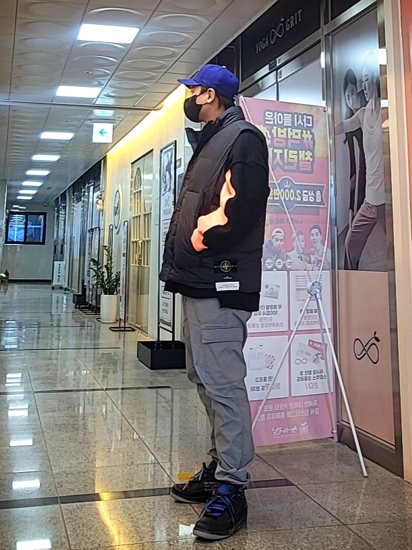 Jordan 2 x Off-White Retro Low SP Black and Varsity Royal, Stone Island G0123 Garment Dyed Crinkle Reps Nylon Down Vest Black - 21FW 착용 스타일 - 2