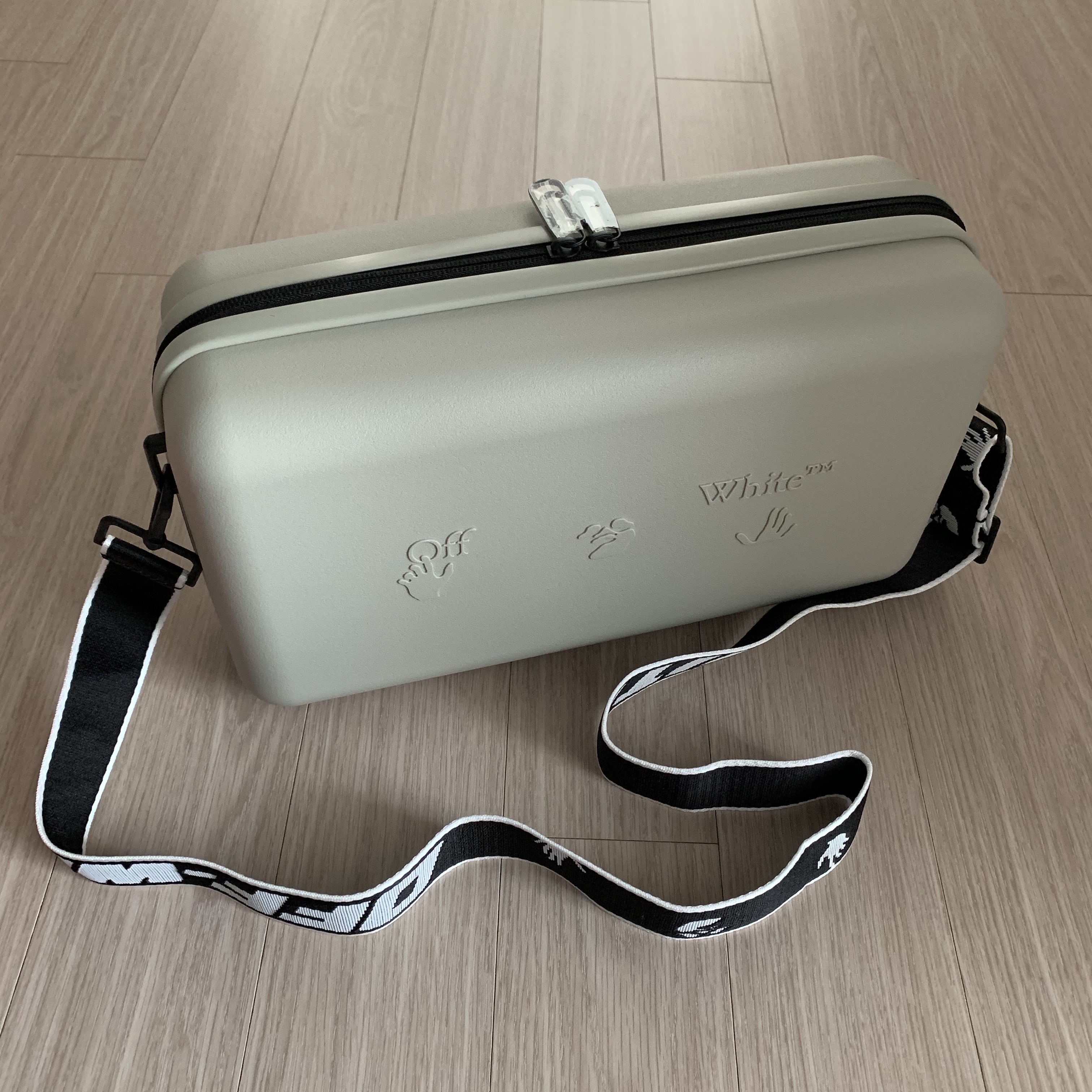 Off-White x Amore Pacific Protection Box (Without Cosmetics) 착용 스타일 - 1
