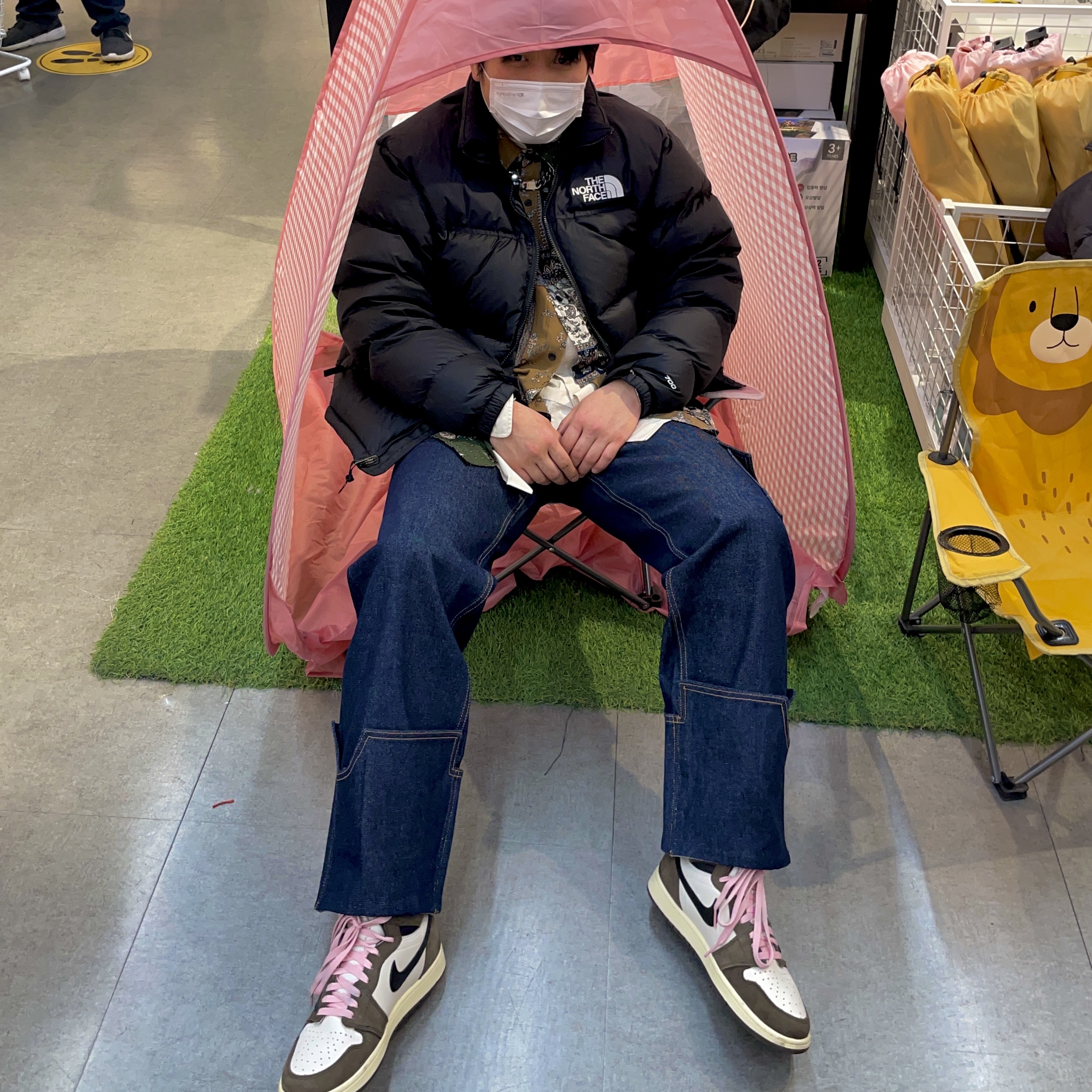 Jordan 1 x Travis Scott Retro High OG SP Mocha, The North Face 1996 Eco Nuptse Jacket Black 착용 스타일 - 1