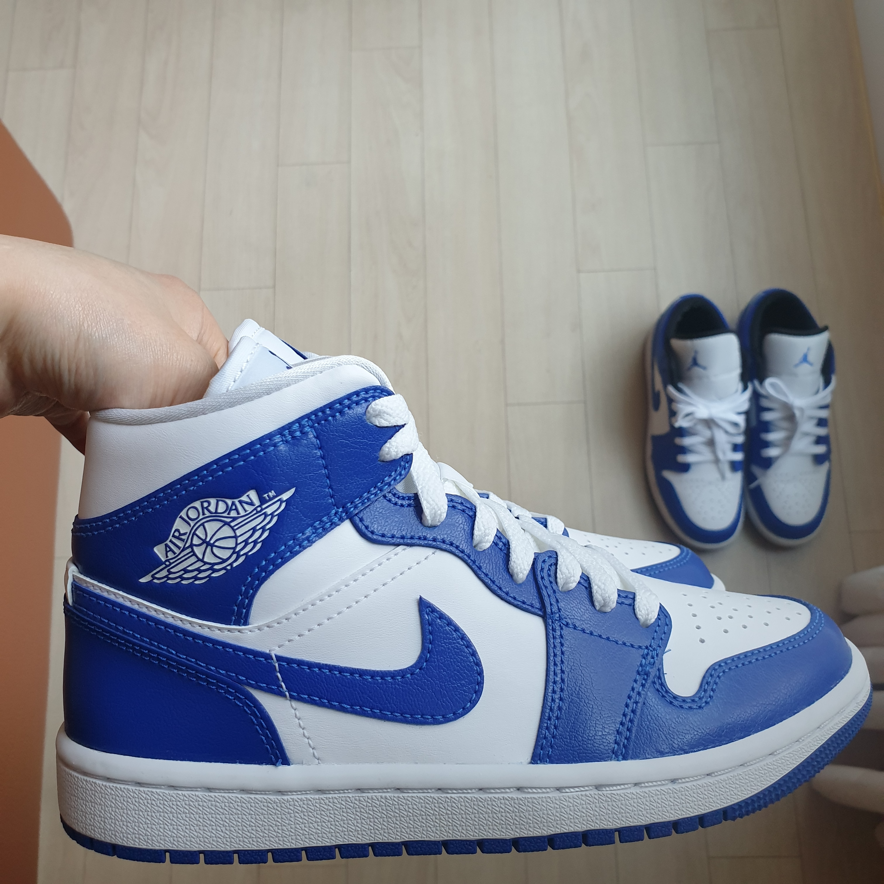 (W) Jordan 1 Mid White Hyper Royal, (GS) Jordan 1 Low Game Royal 착용 스타일 - 2